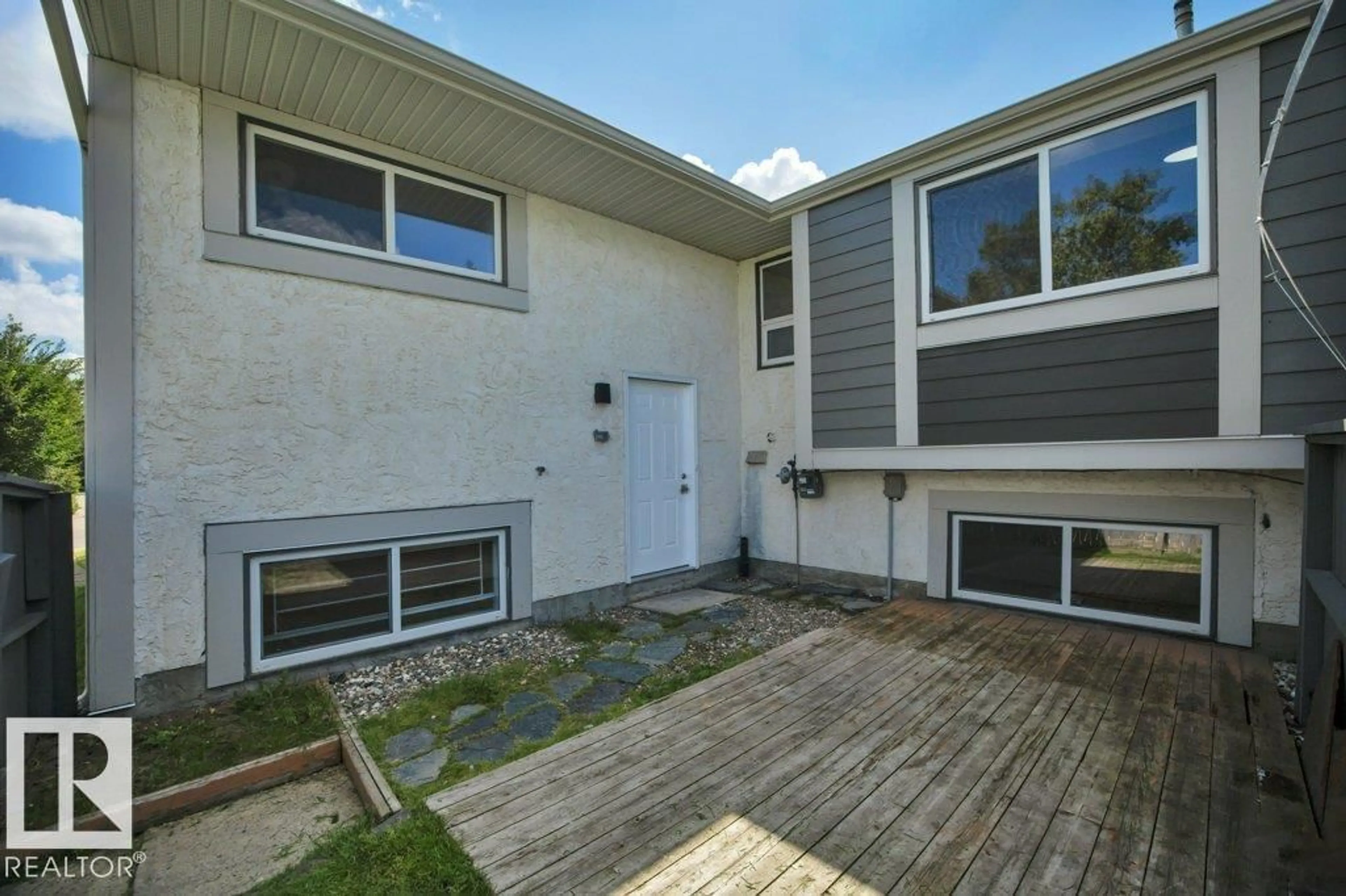 Home with vinyl exterior material, street for 633 WILLOW CT, Edmonton Alberta T5T2K7