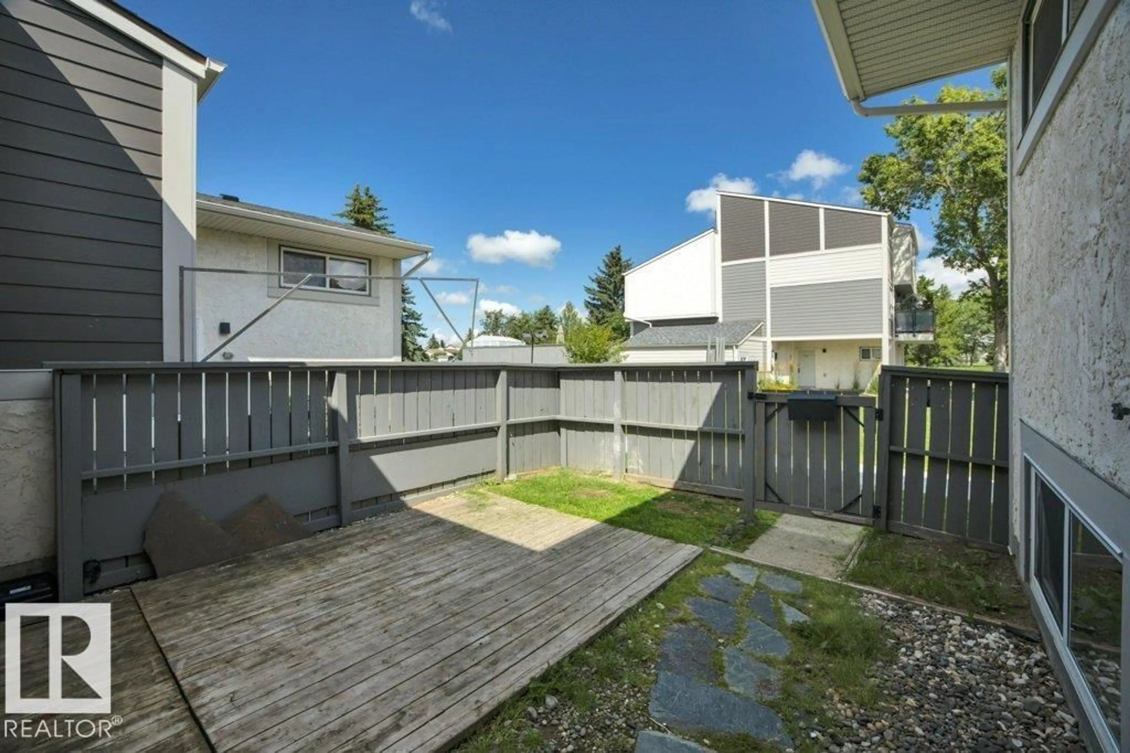 Patio, street for 633 WILLOW CT, Edmonton Alberta T5T2K7
