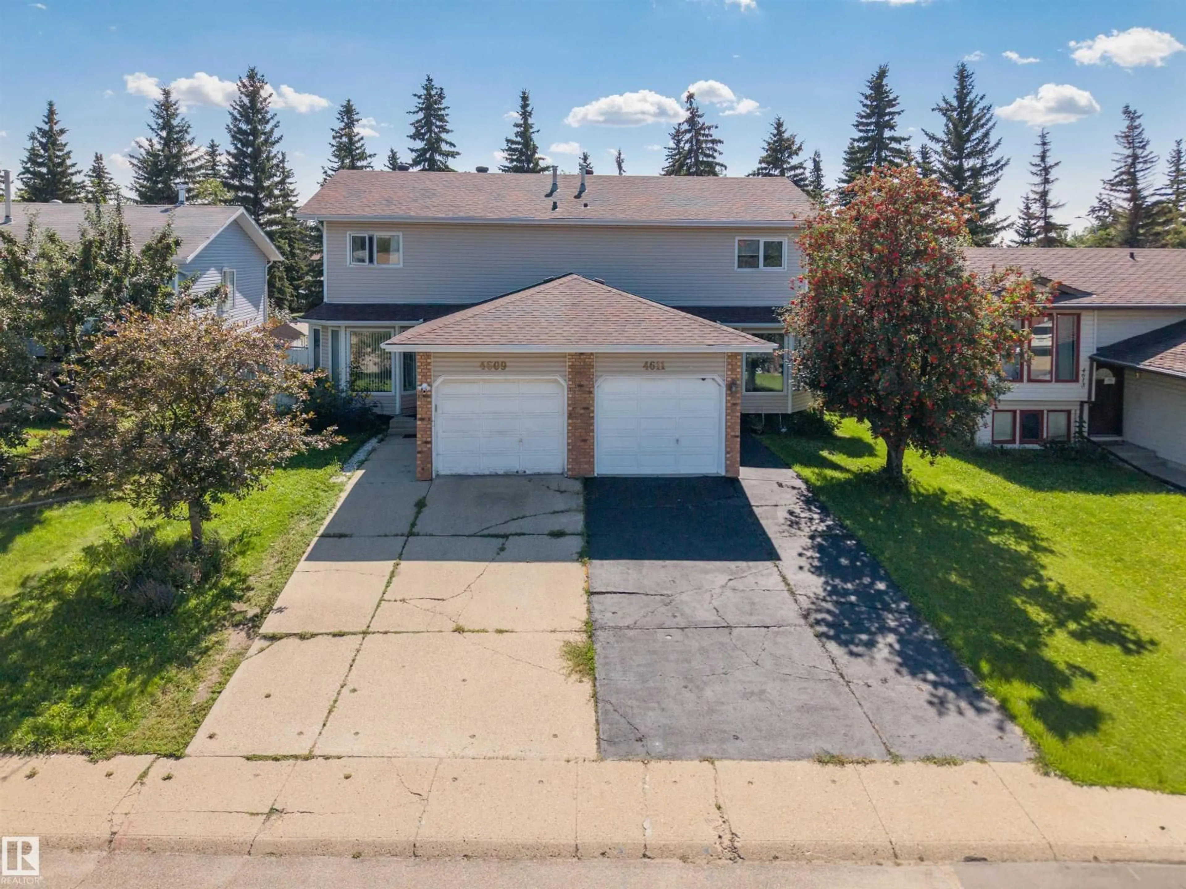 A pic from outside/outdoor area/front of a property/back of a property/a pic from drone, street for 4609 38A AV, Edmonton Alberta T6L5B5