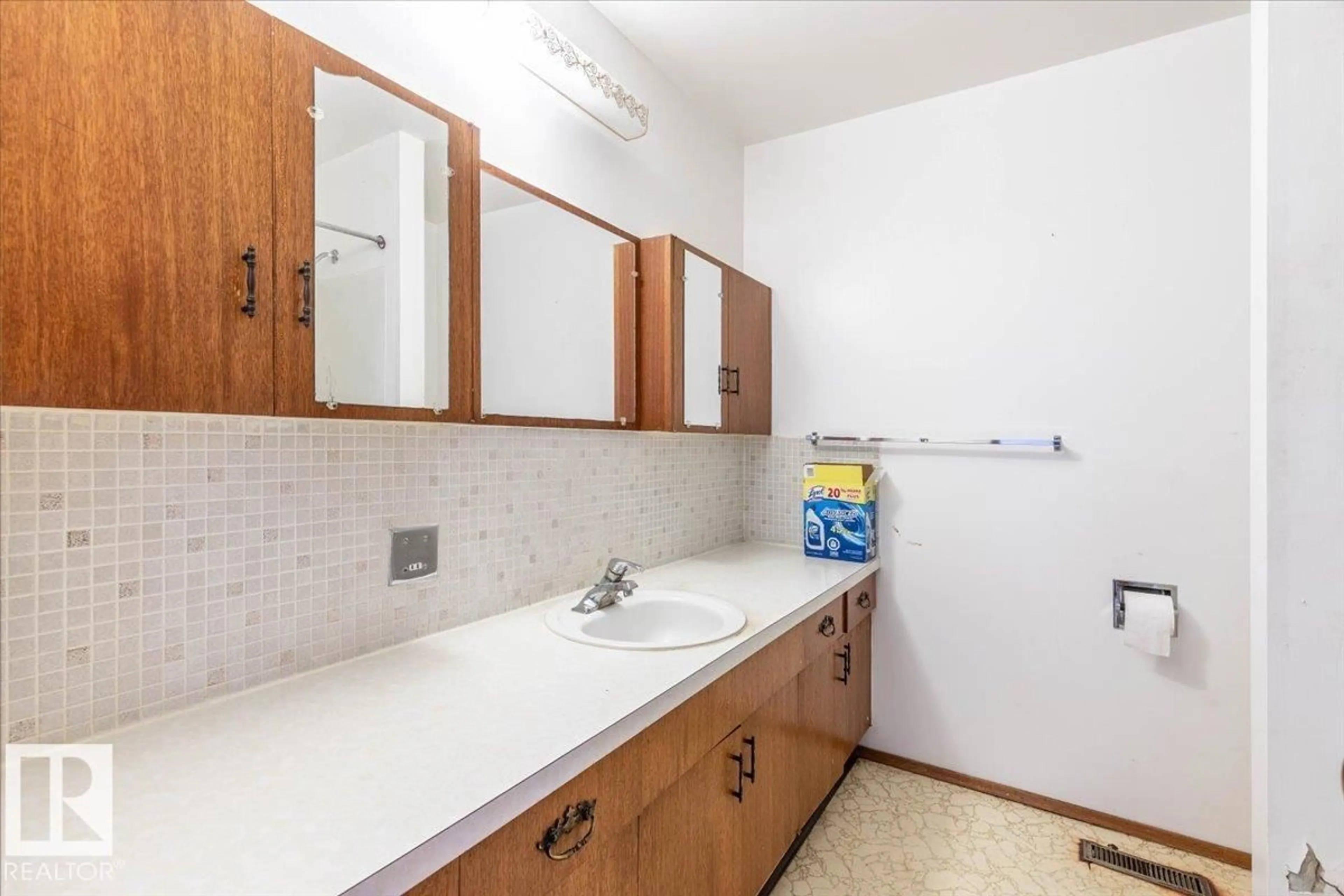 Standard bathroom, unknown for 23331 TWP ROAD 502, Rural Leduc County Alberta T4X0R4