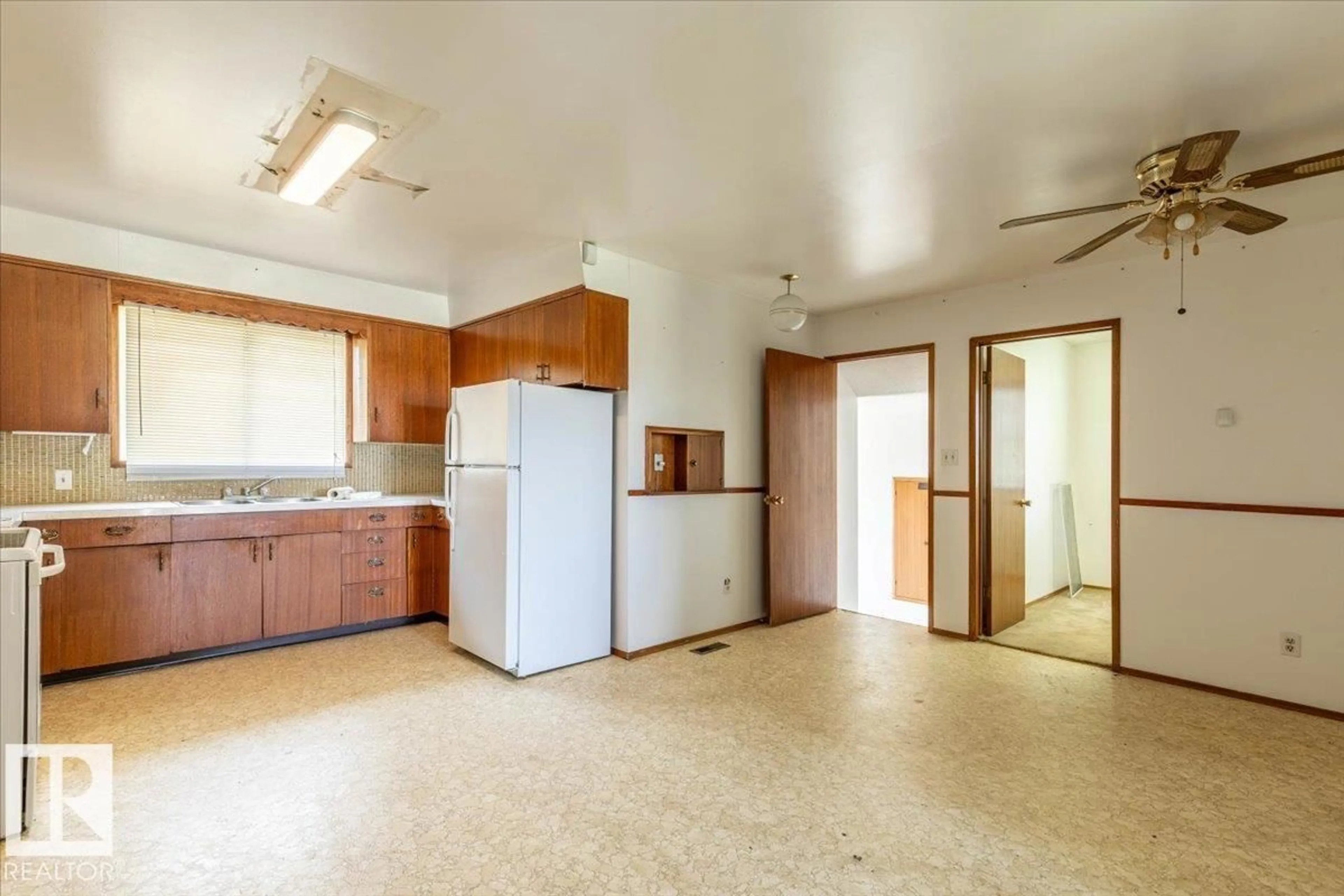 Standard kitchen, unknown for 23331 TWP ROAD 502, Rural Leduc County Alberta T4X0R4