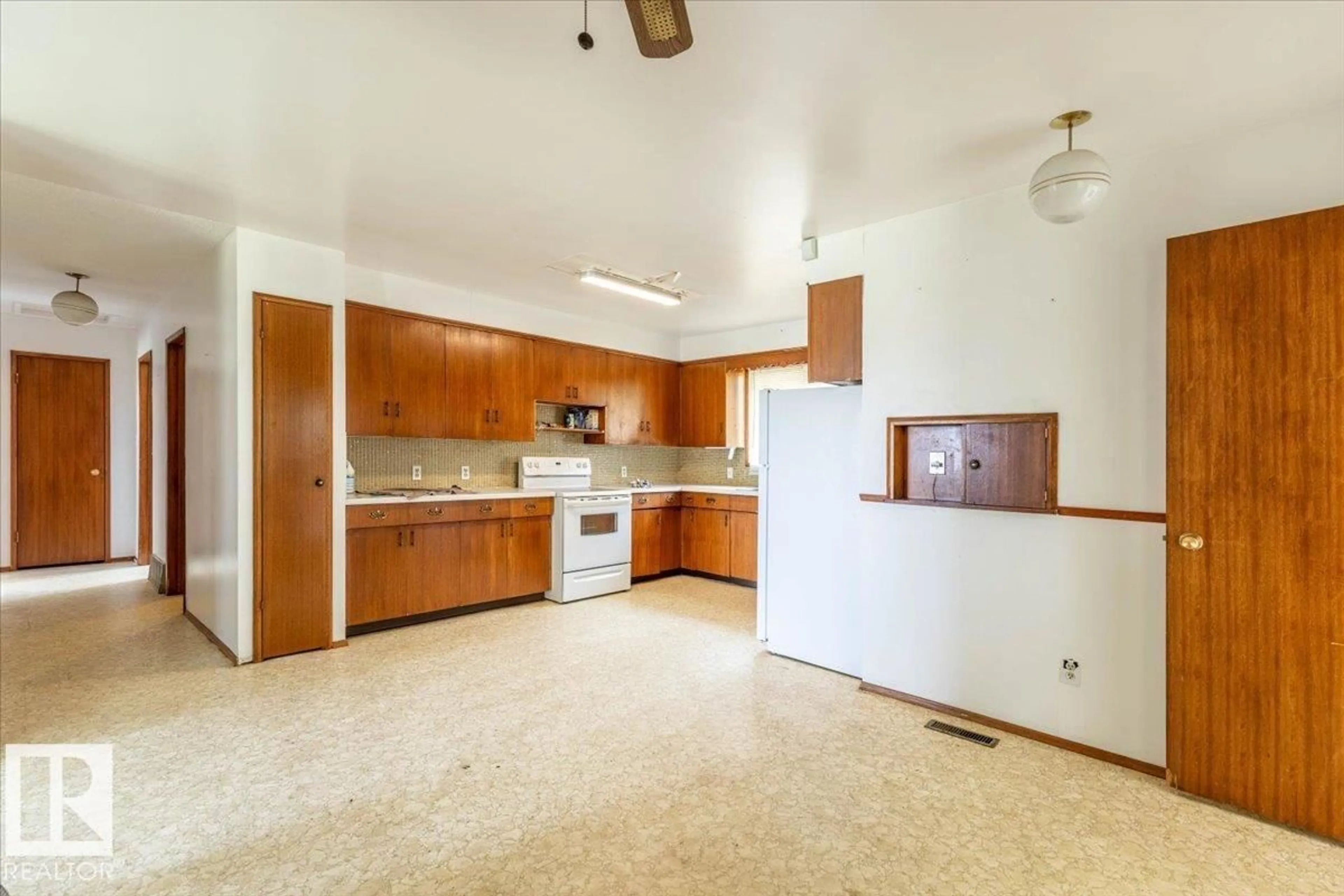 Standard kitchen, unknown for 23331 TWP ROAD 502, Rural Leduc County Alberta T4X0R4