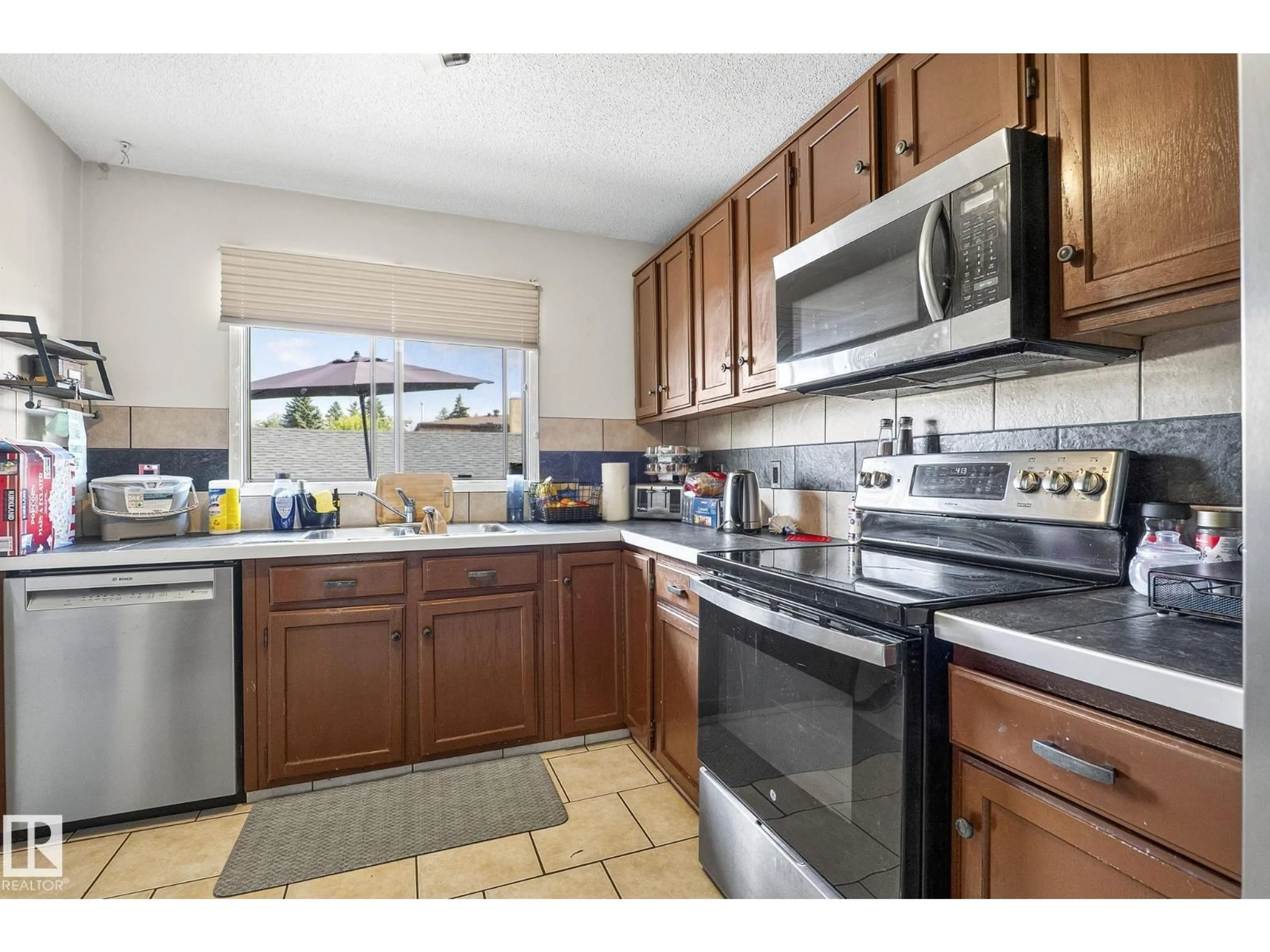 Standard kitchen, ceramic/tile floor for NW - 16351 119 ST, Edmonton Alberta T5X4Z3