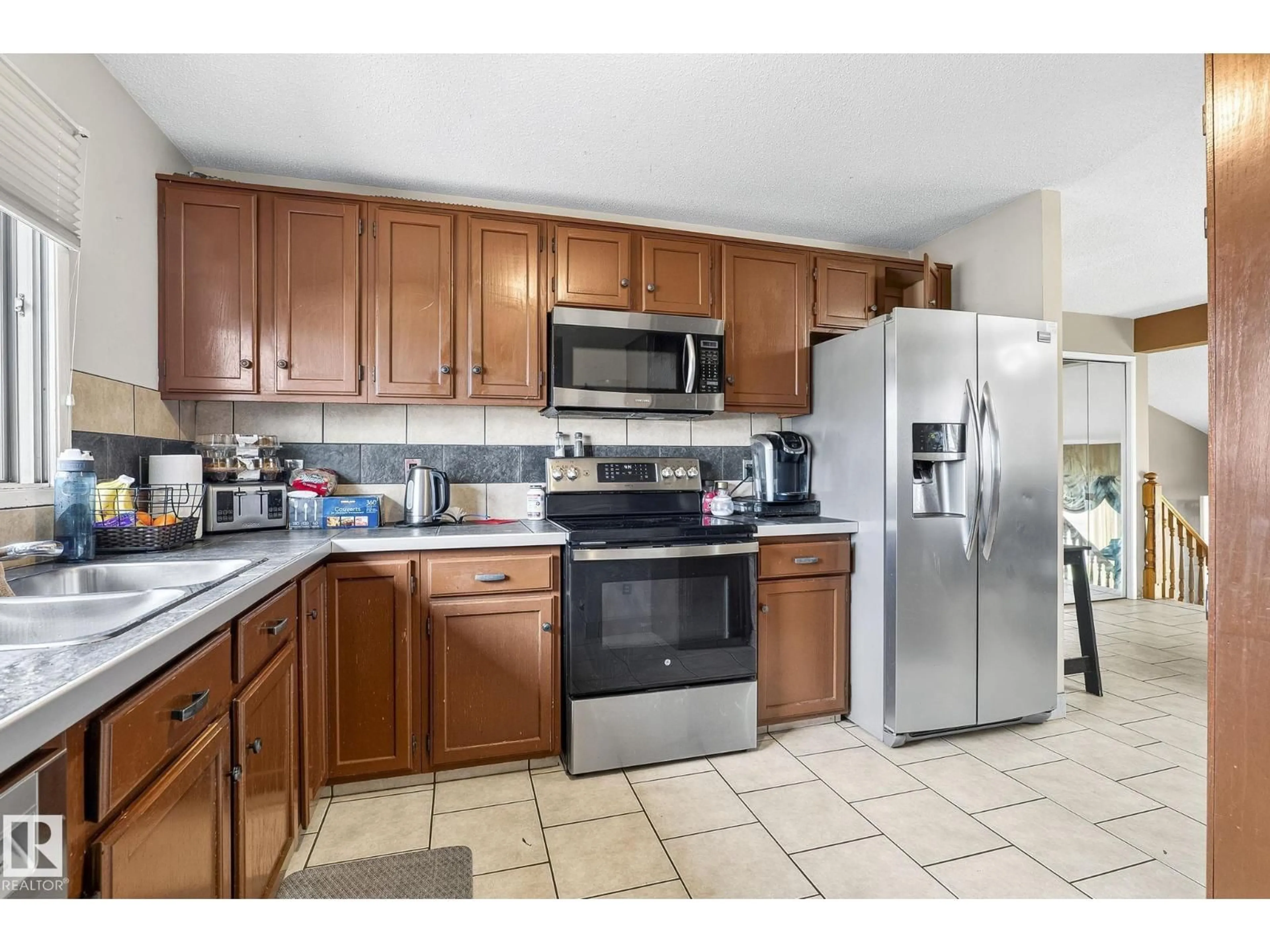 Standard kitchen, ceramic/tile floor for NW - 16351 119 ST, Edmonton Alberta T5X4Z3