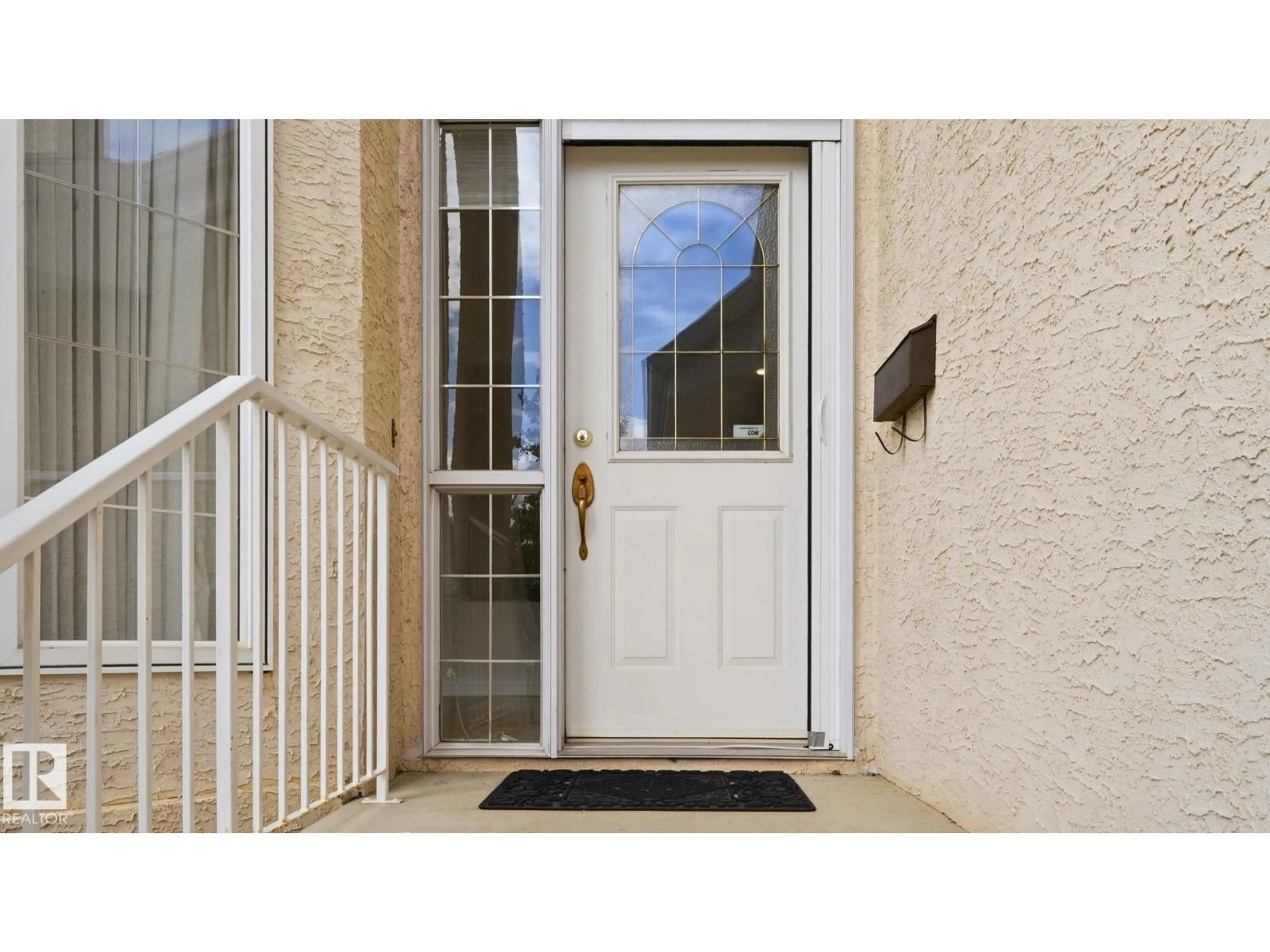 Indoor entryway for 11568 15 AV, Edmonton Alberta T6J7C9