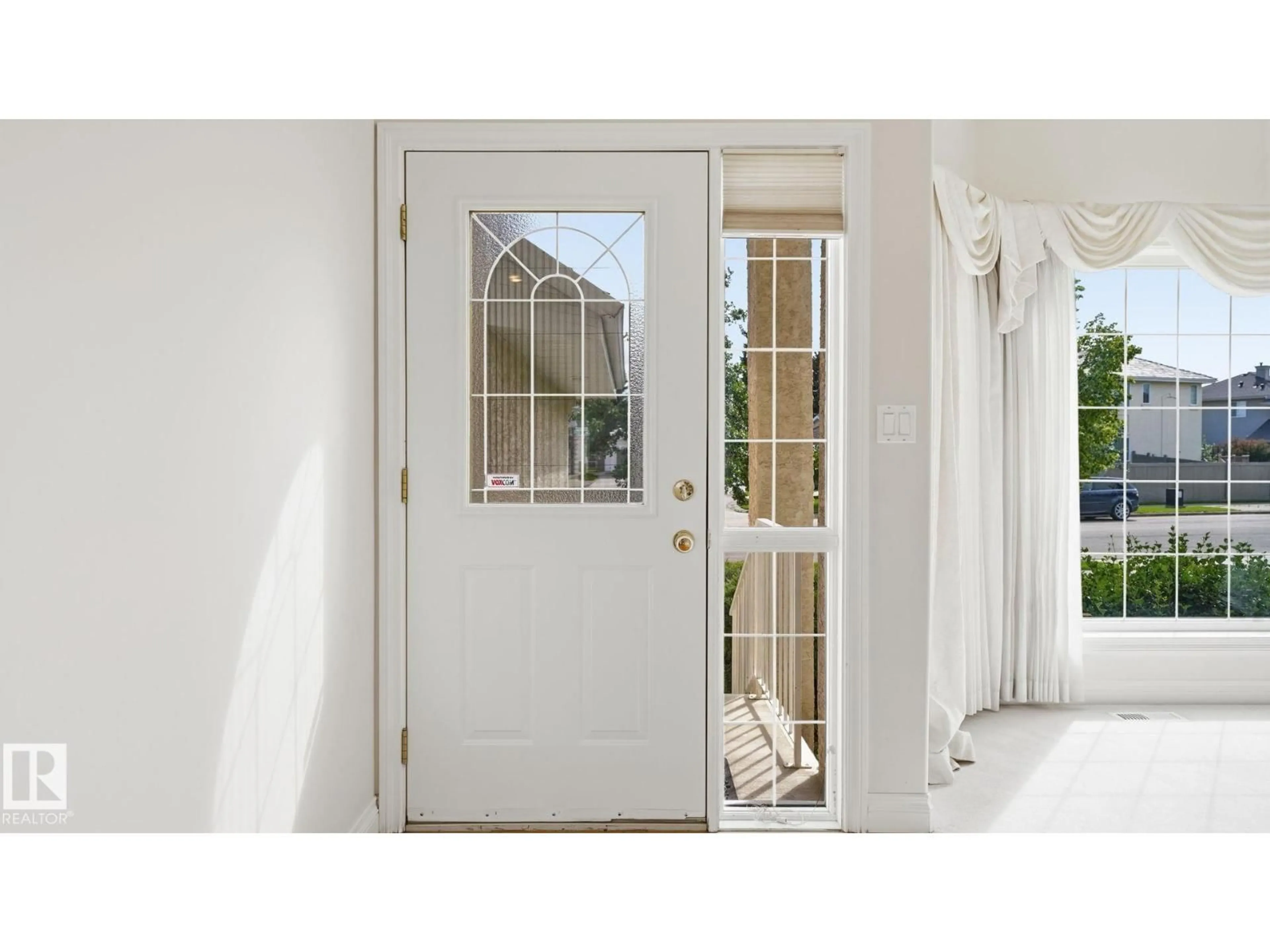 Indoor entryway for 11568 15 AV, Edmonton Alberta T6J7C9