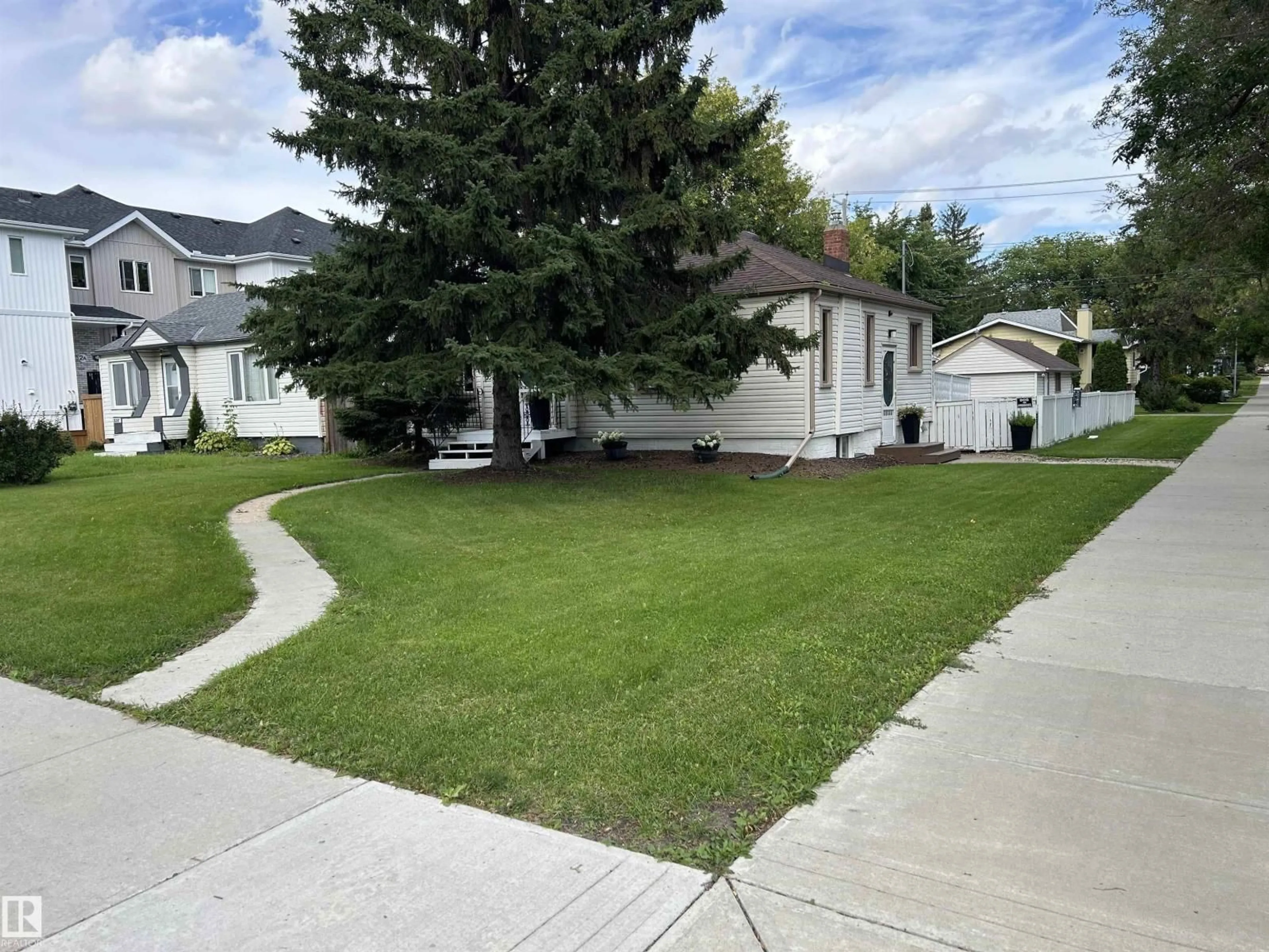 A pic from outside/outdoor area/front of a property/back of a property/a pic from drone, street for NW - 12203 124 ST, Edmonton Alberta T5L0N3
