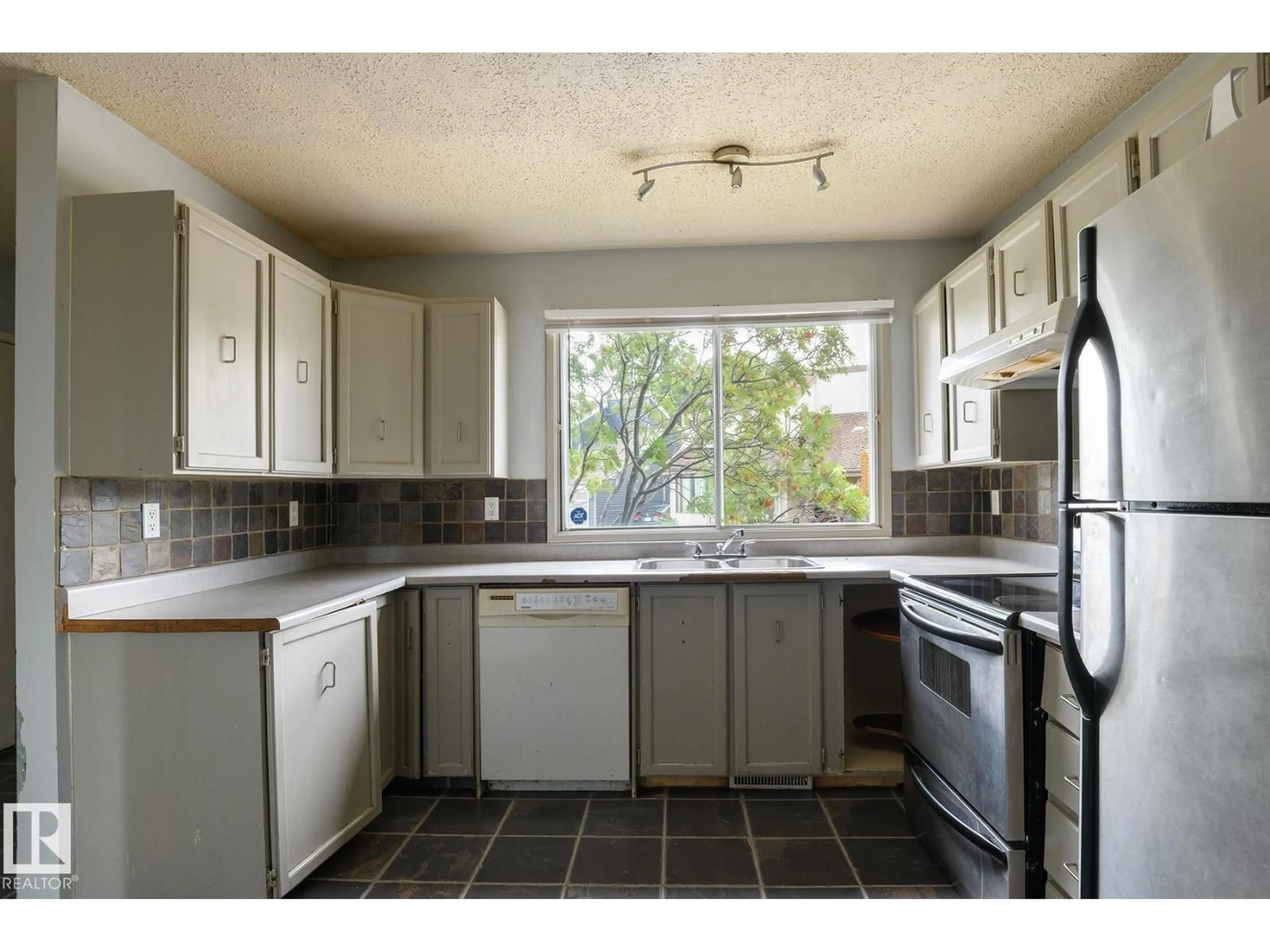 Standard kitchen, unknown for 5511 92C AV, Edmonton Alberta T6B2K9