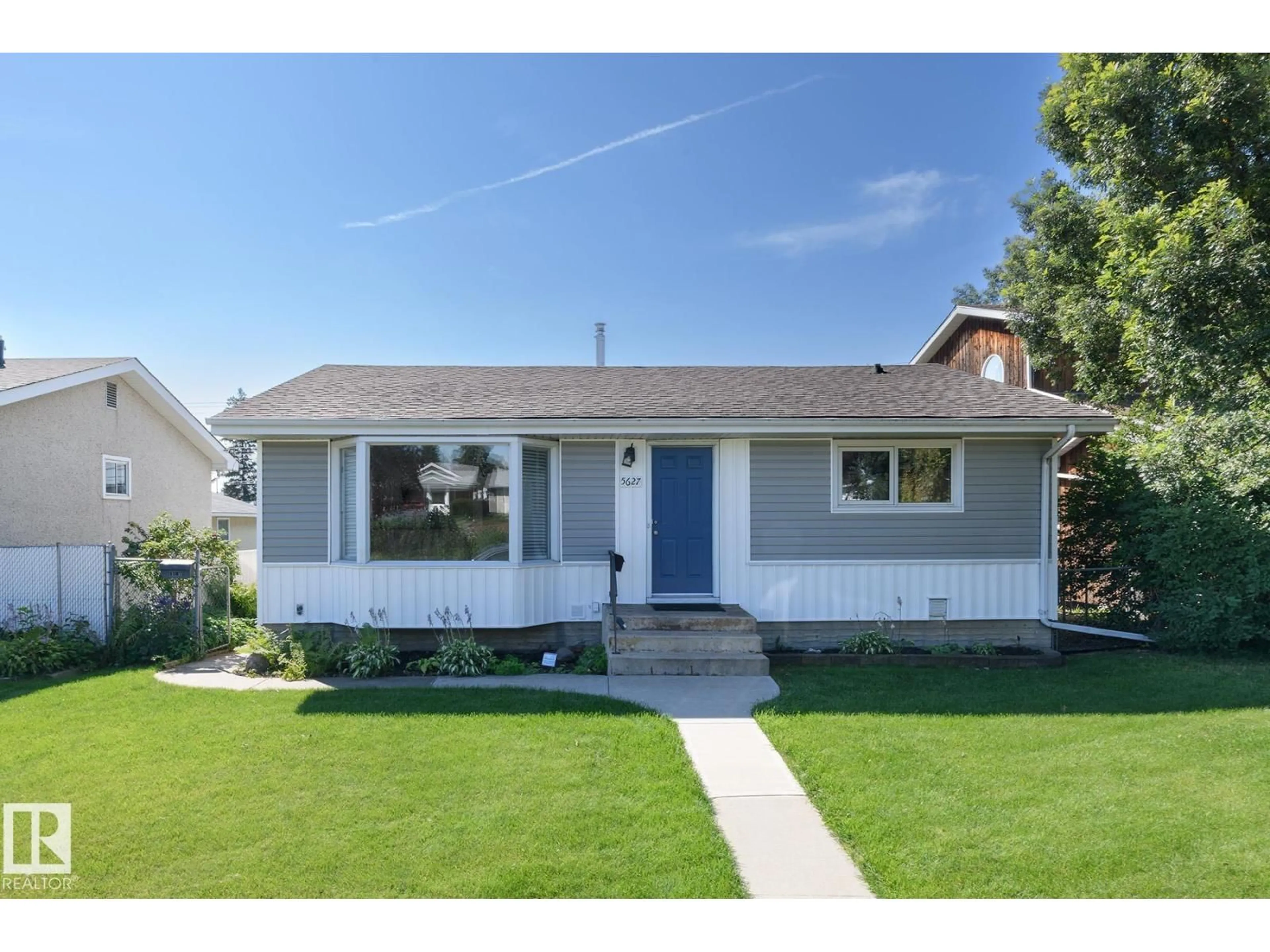 Home with vinyl exterior material, street for 5627 138 AV, Edmonton Alberta T5A1E2