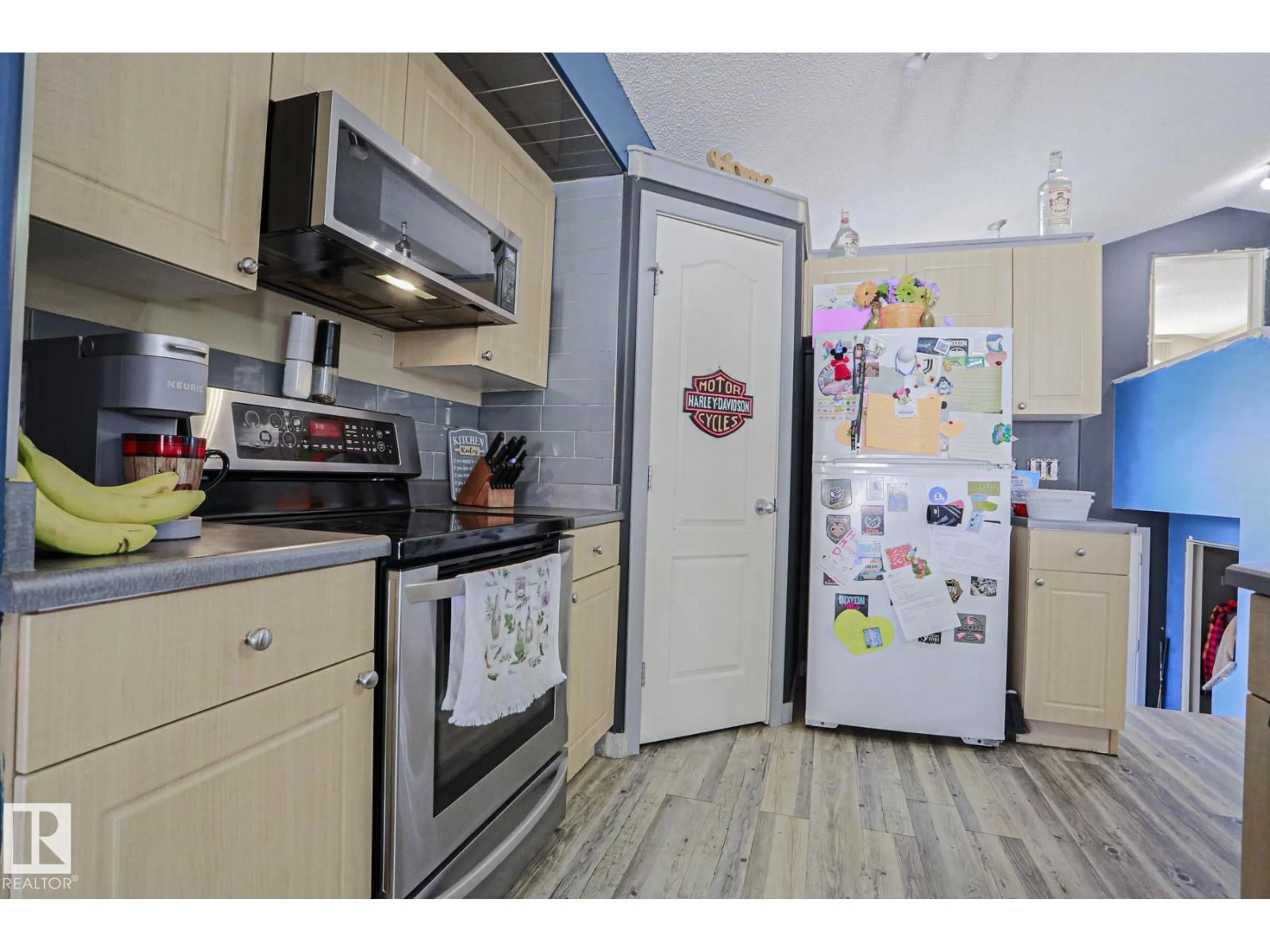 Standard kitchen, unknown for NW - 4506 154 AV, Edmonton Alberta T5Y3H3