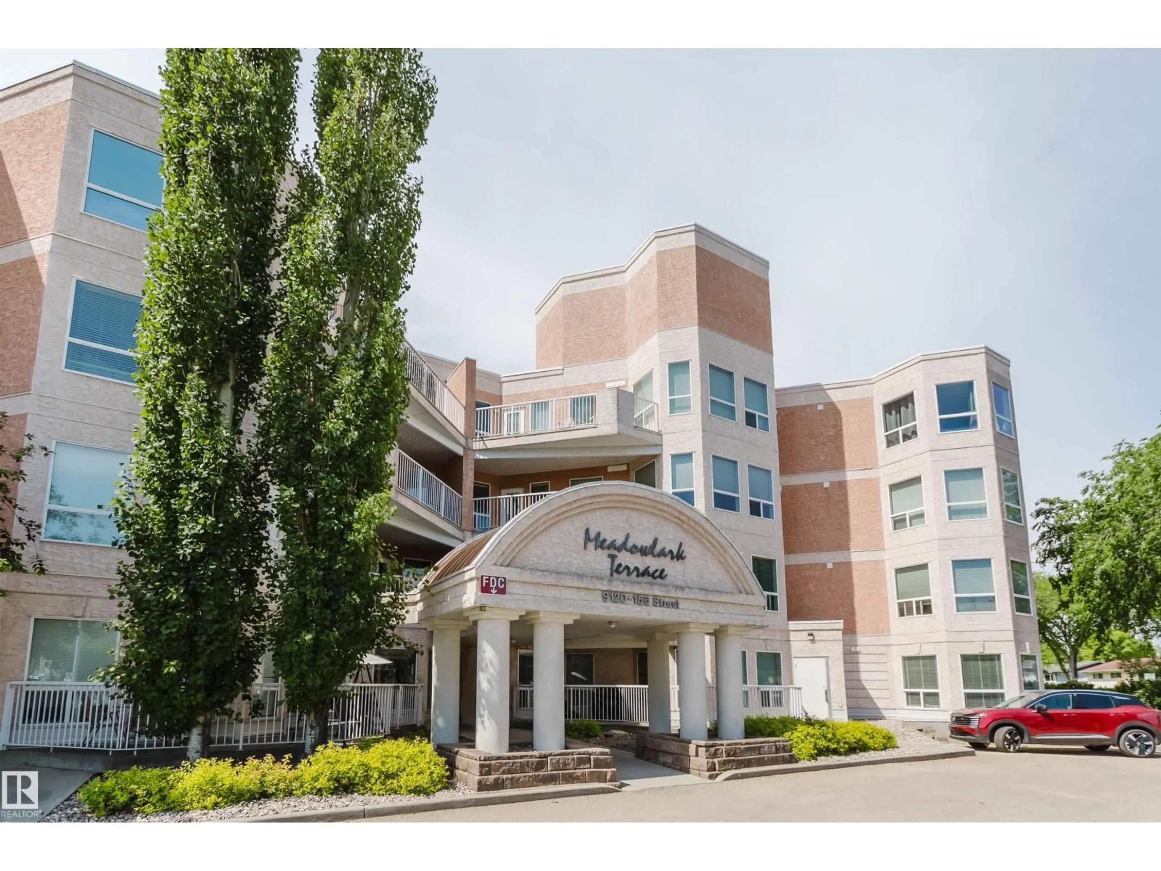 Indoor foyer for #406 - 9120 156 ST, Edmonton Alberta T5R1Y8