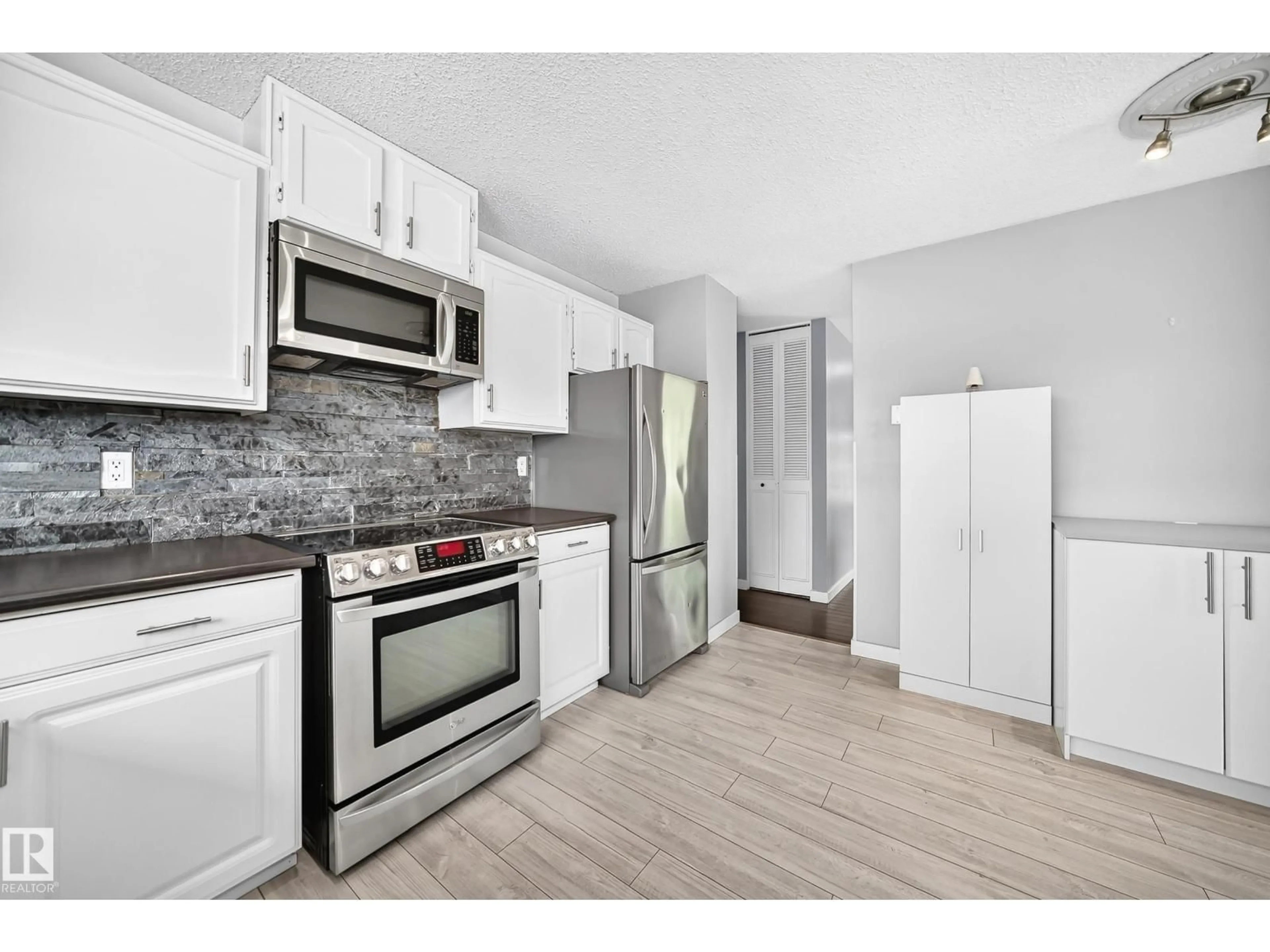 Standard kitchen, unknown for NW - 16808 100 ST, Edmonton Alberta T5X4L6