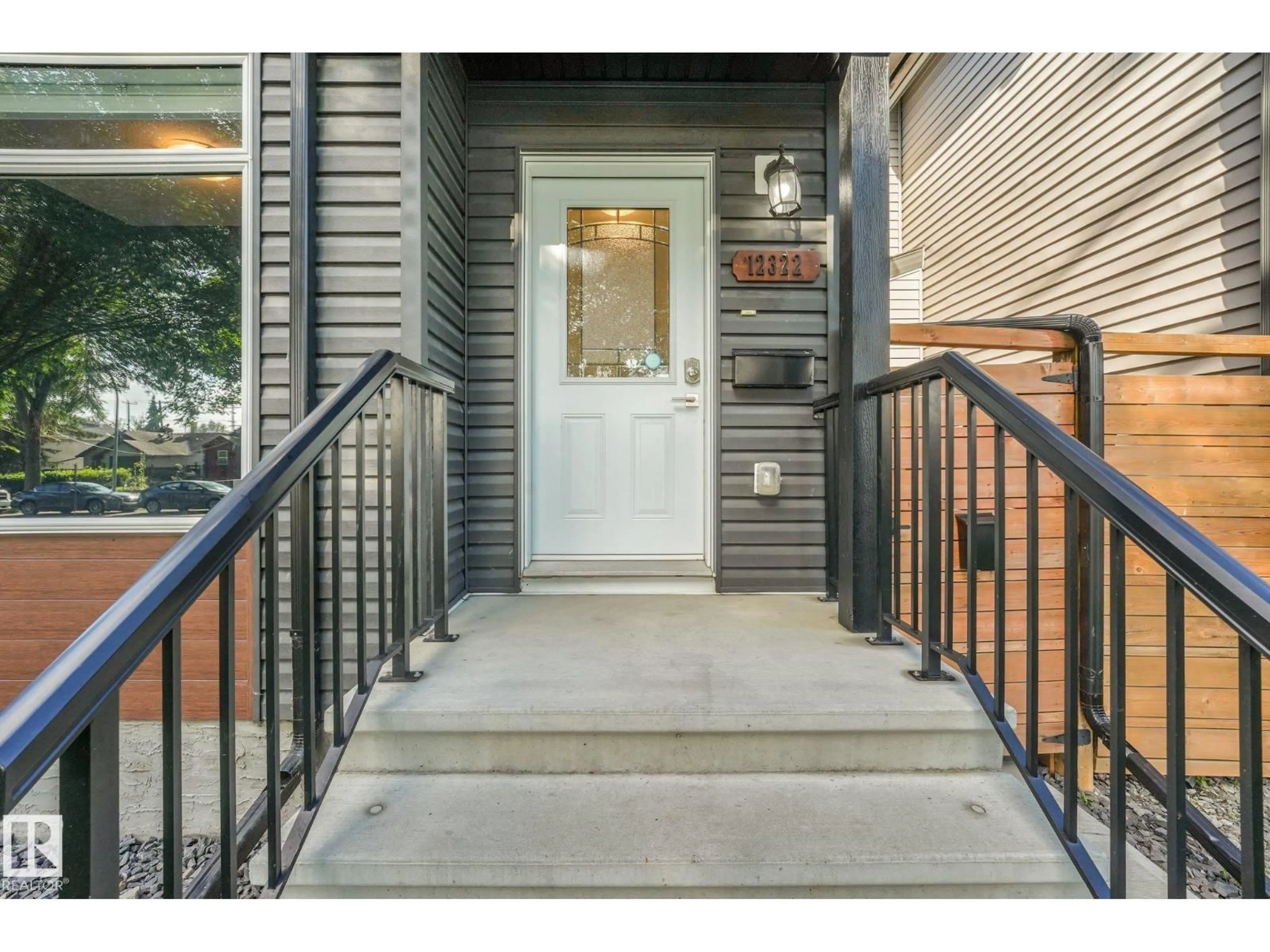 Indoor entryway for NW - 12322 101 ST, Edmonton Alberta T5G2C7