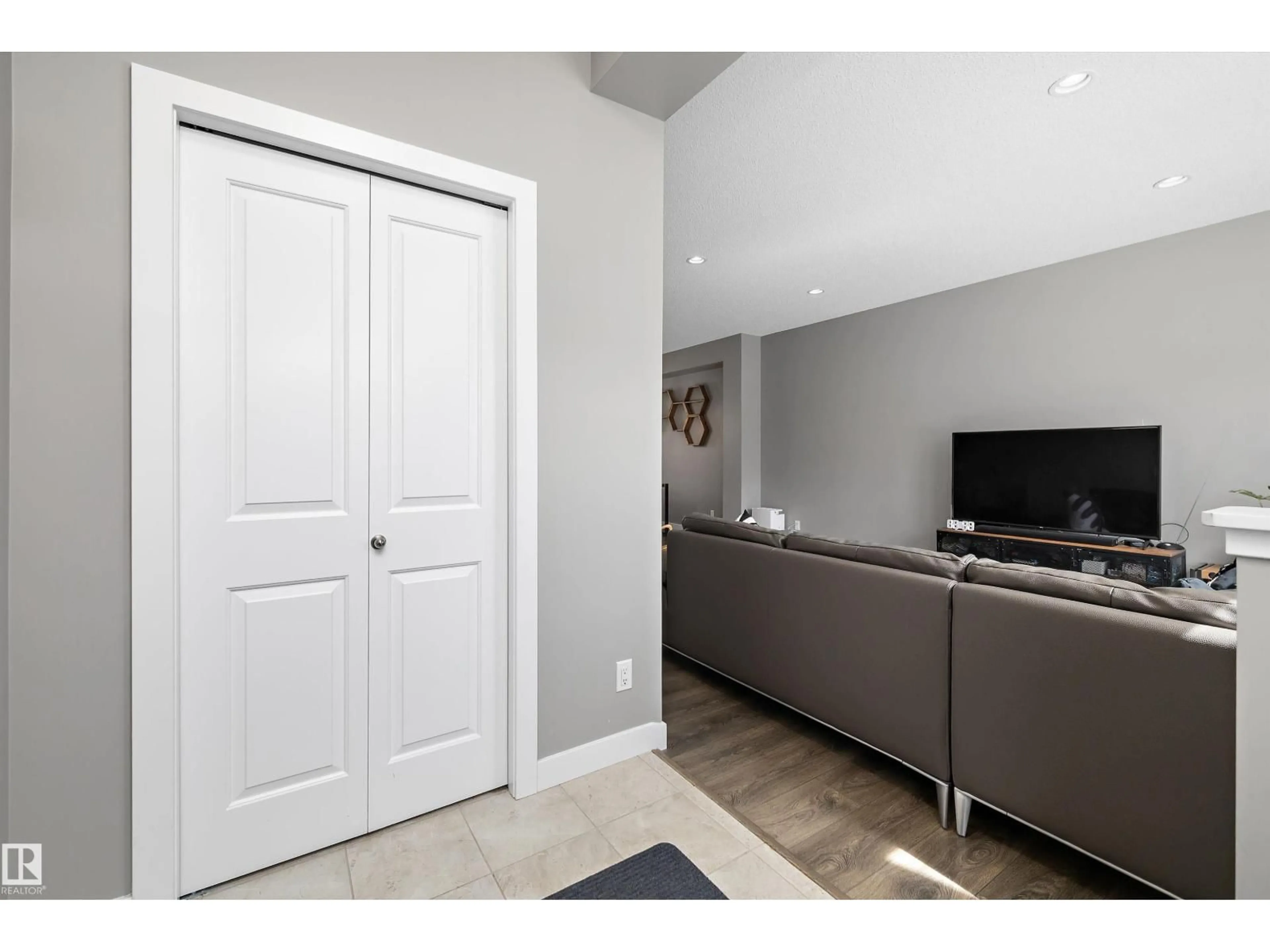 Indoor entryway for SW - 8412 24 AV, Edmonton Alberta T6X2G1
