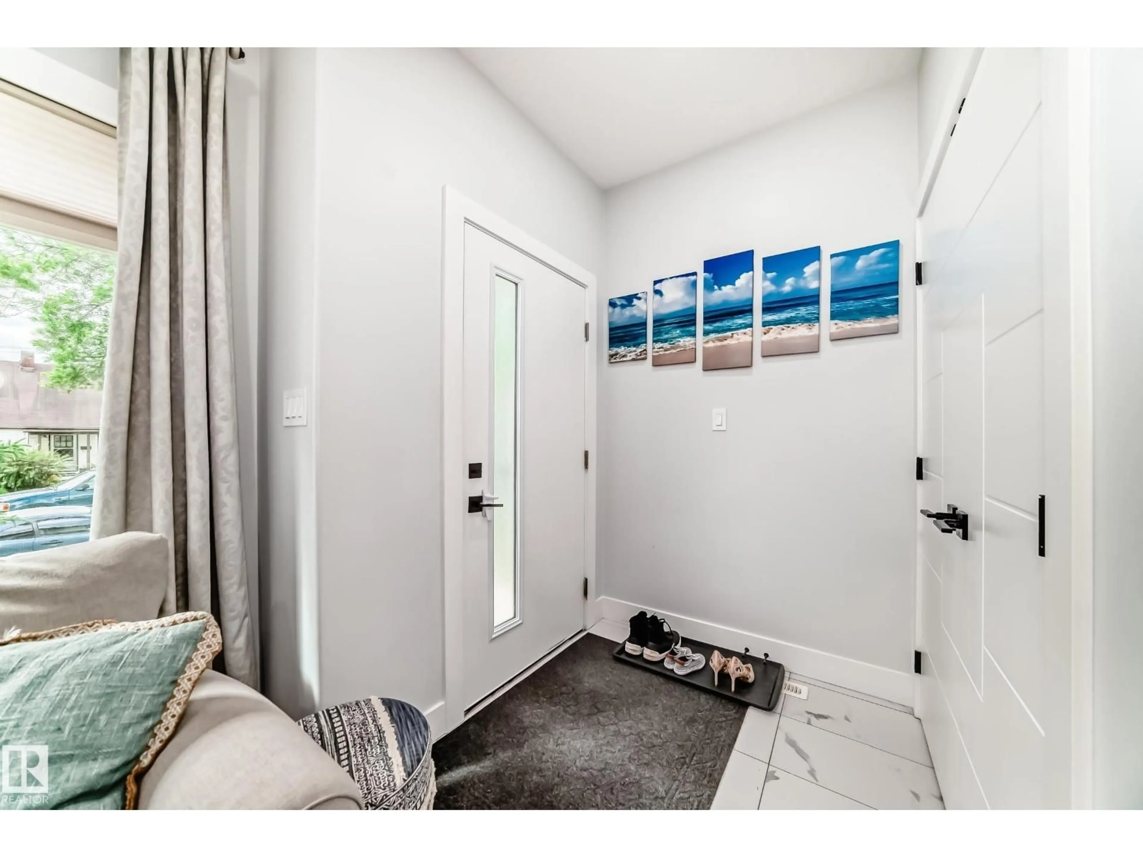 Indoor entryway for NW - 9830 73 AV, Edmonton Alberta T6E1B6