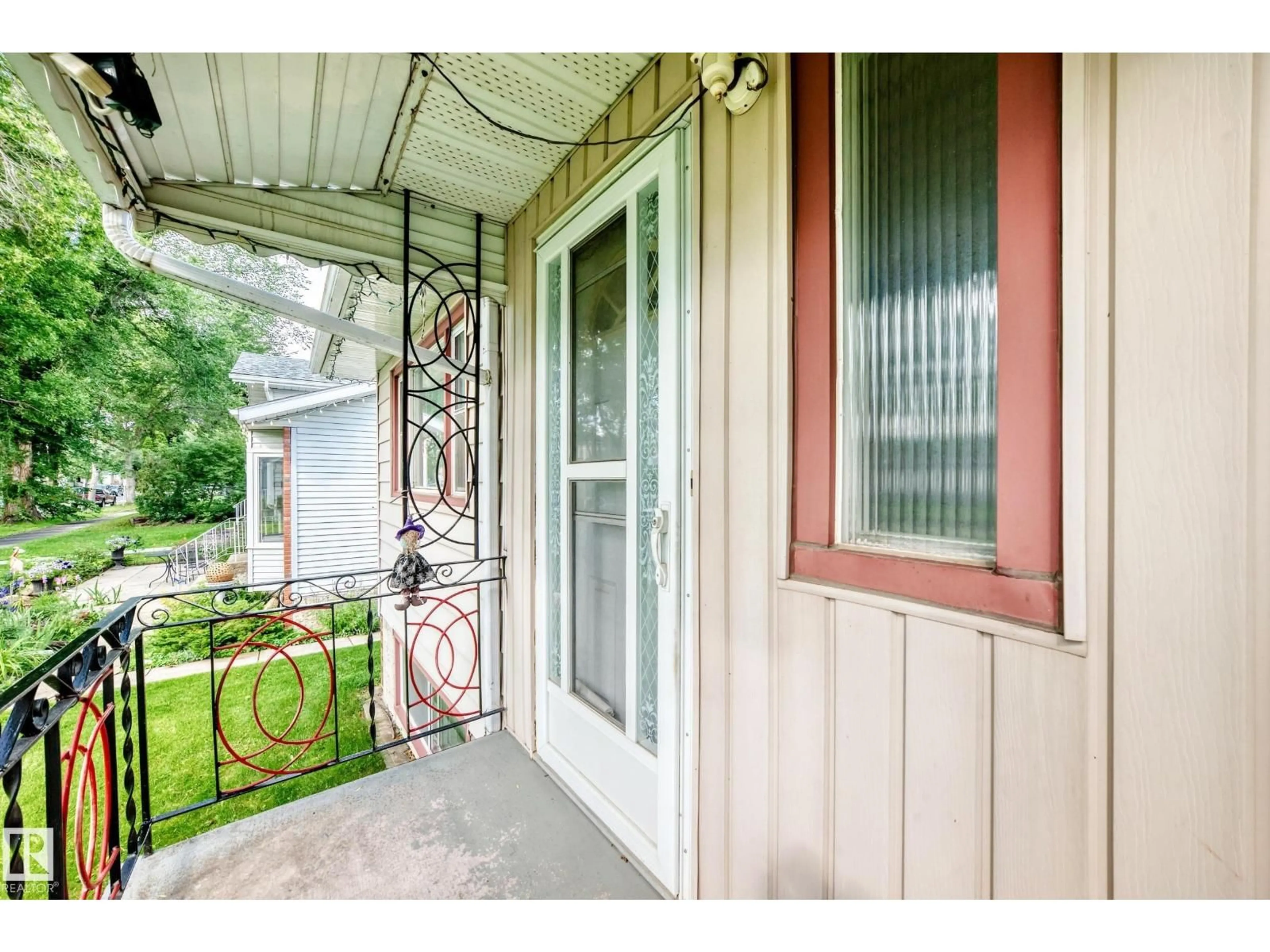 Indoor entryway for 11917 53 ST, Edmonton Alberta T5W3L4