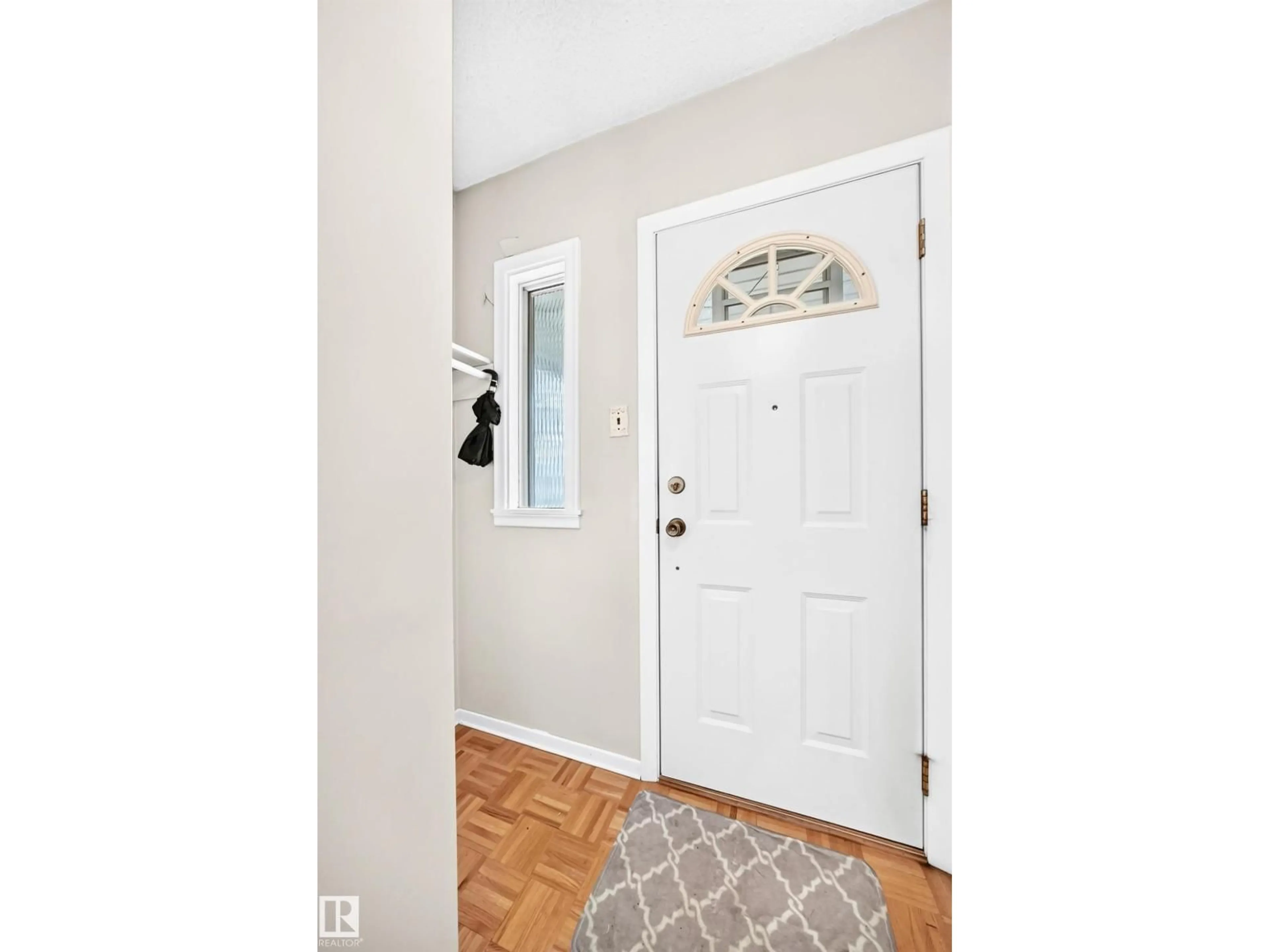 Indoor entryway for 11917 53 ST, Edmonton Alberta T5W3L4