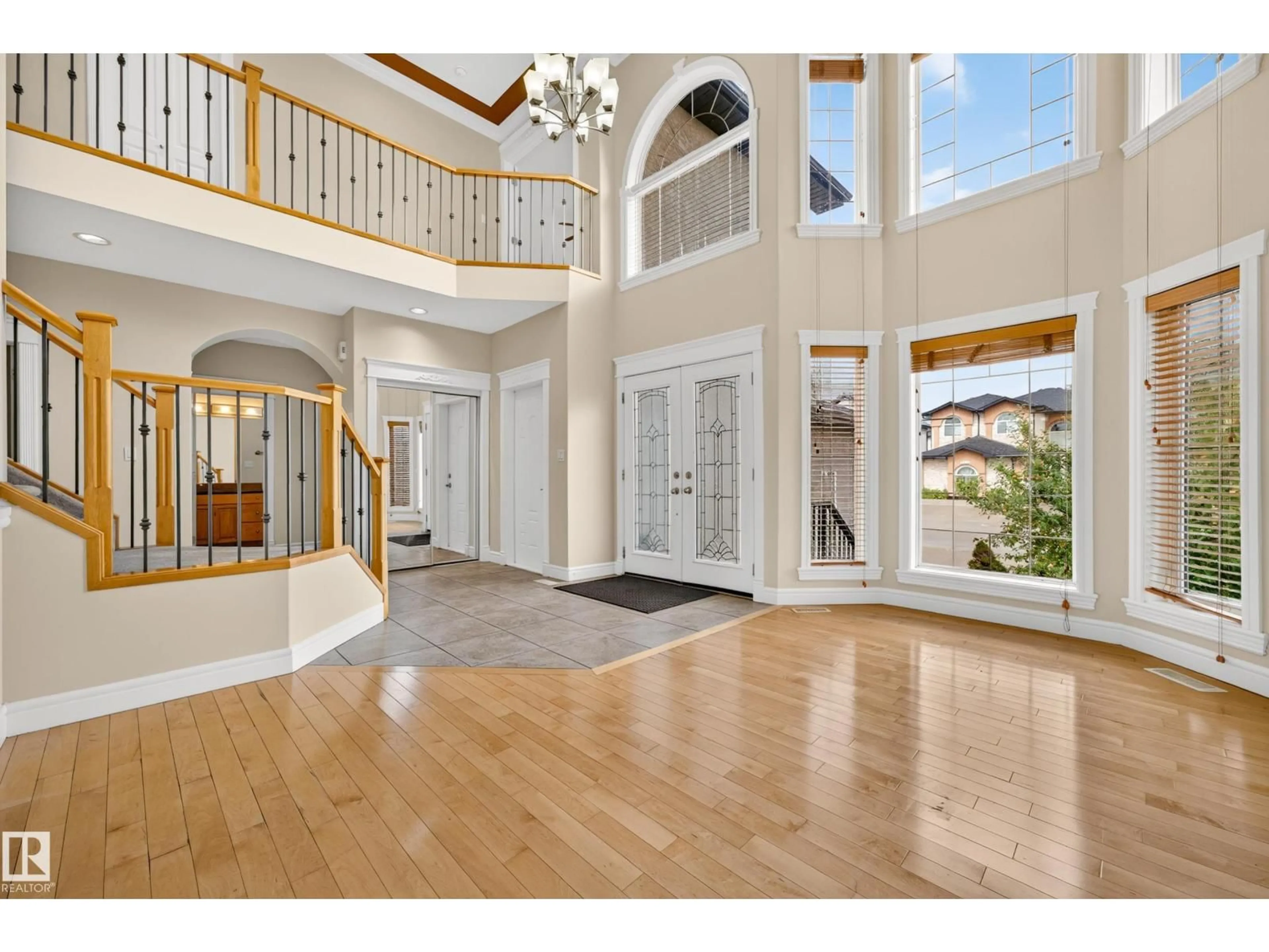 Indoor foyer for NW - 7111 169 AV, Edmonton Alberta T5Z0B5