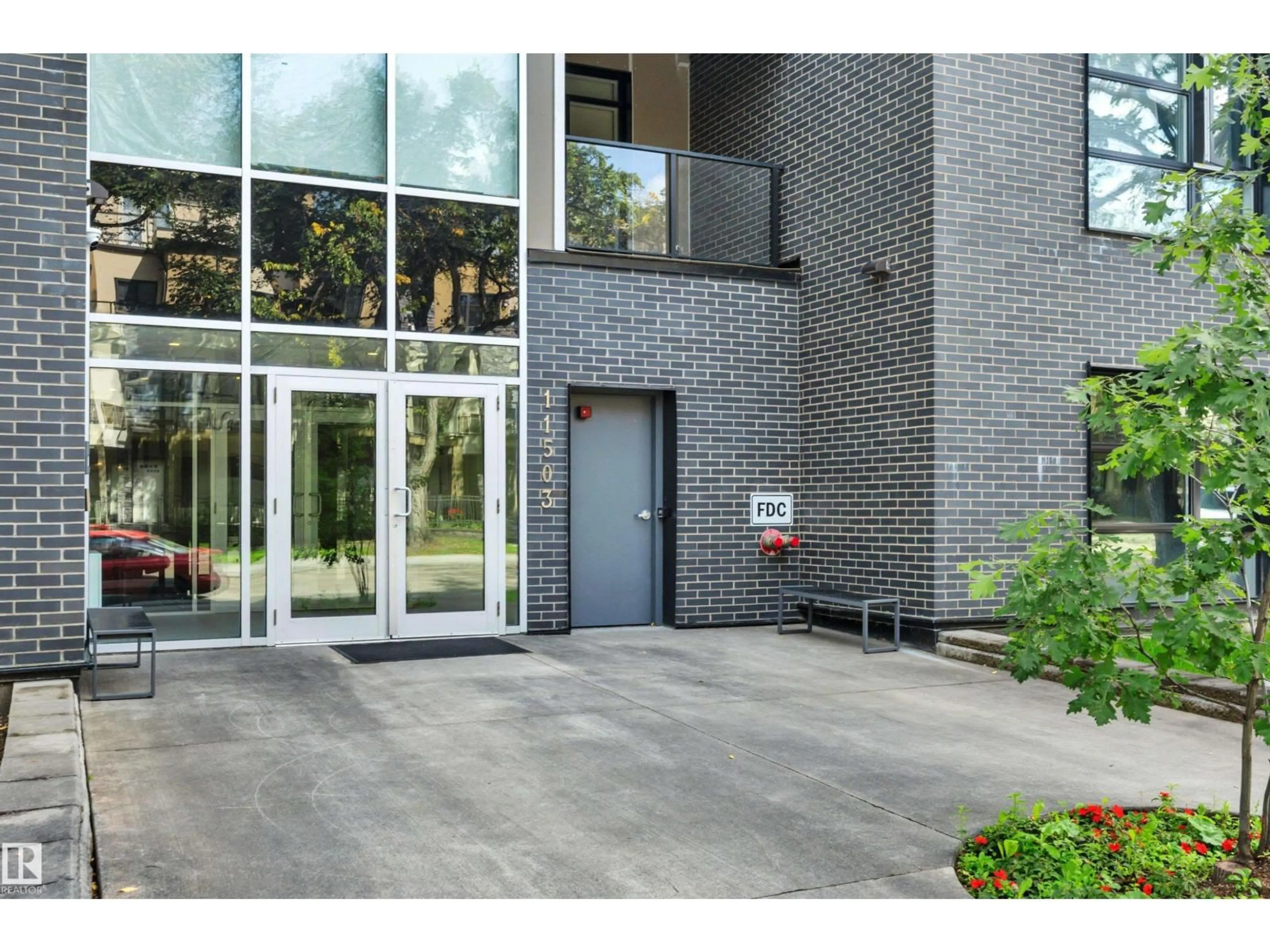 Indoor foyer for #410 - 11503 76 AV, Edmonton Alberta T6G0K6