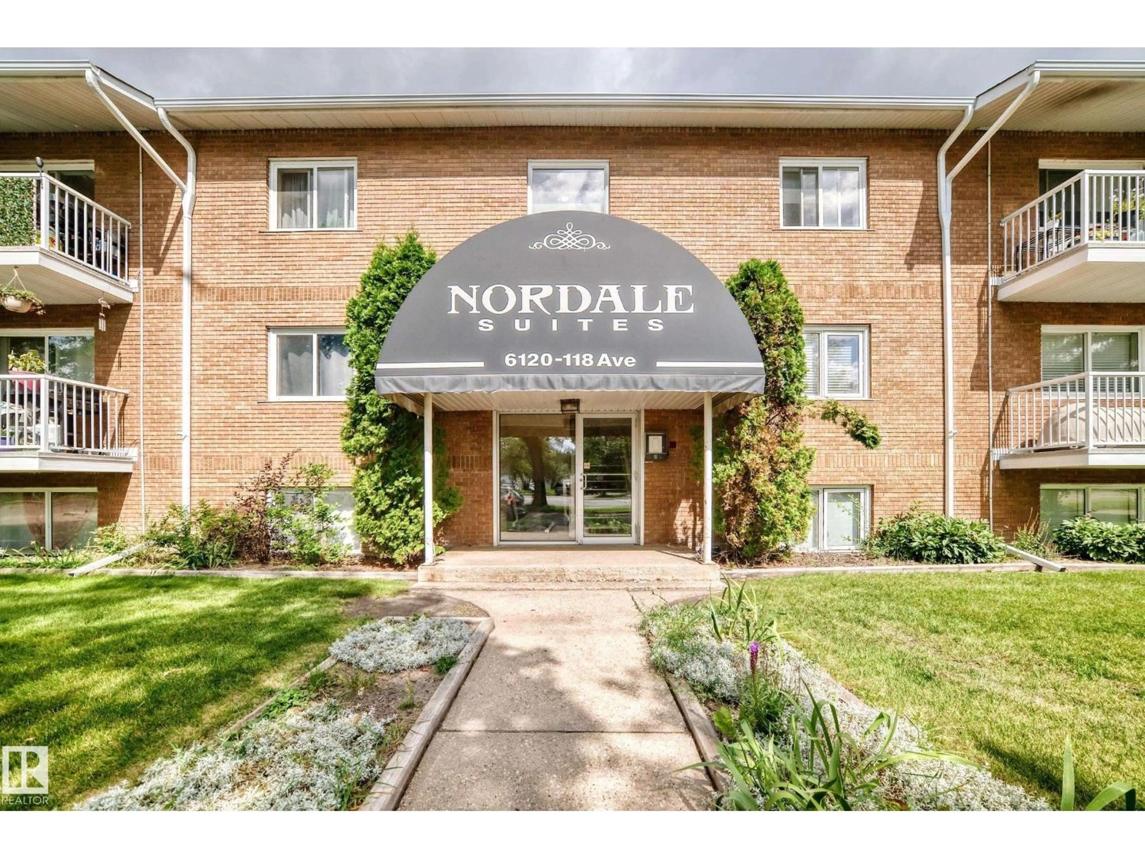 Indoor foyer for 6120 - 10 118 AV, Edmonton Alberta T5W1E8