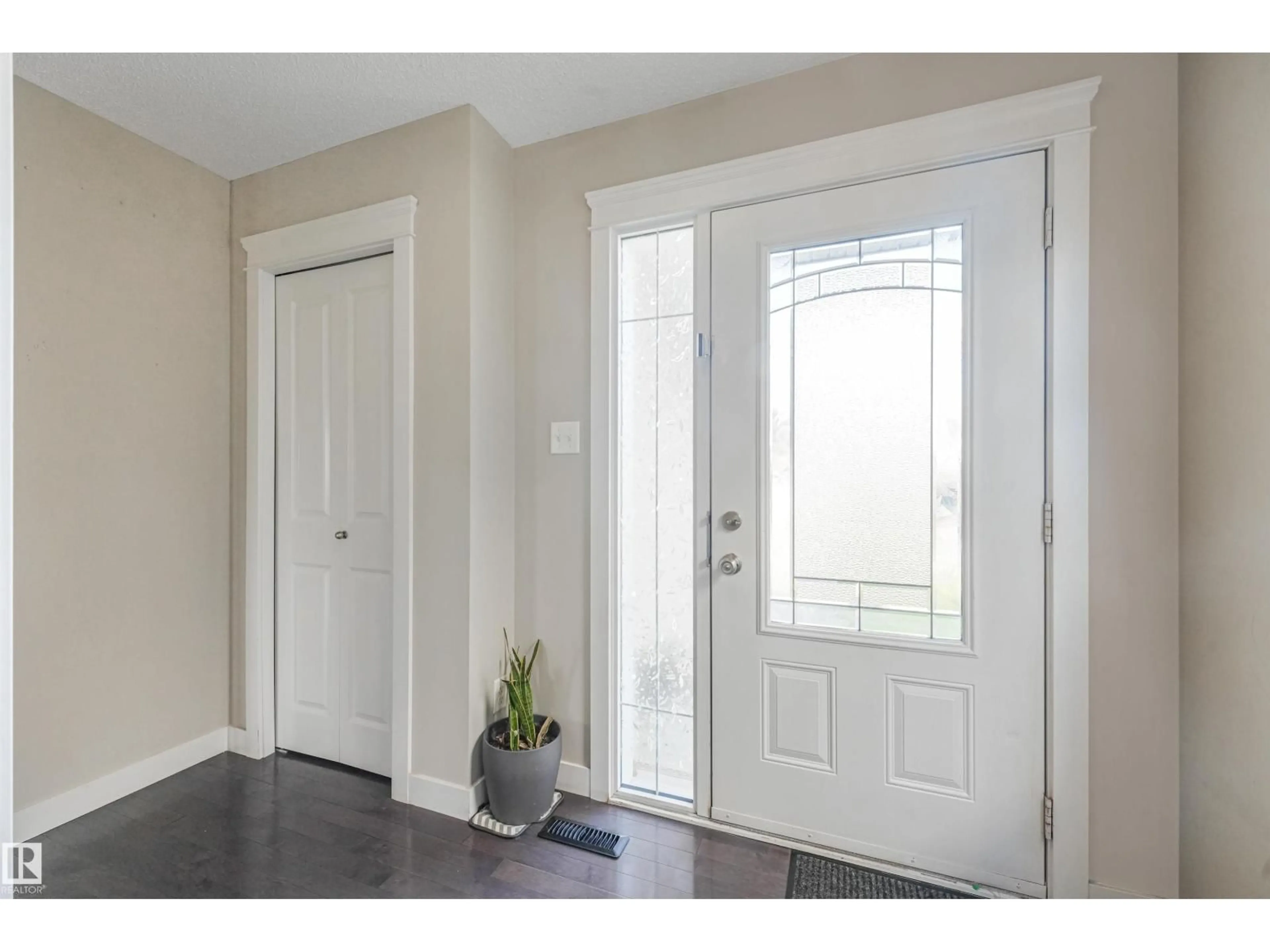 Indoor entryway for 3359 13 AV, Edmonton Alberta T6T0Z4