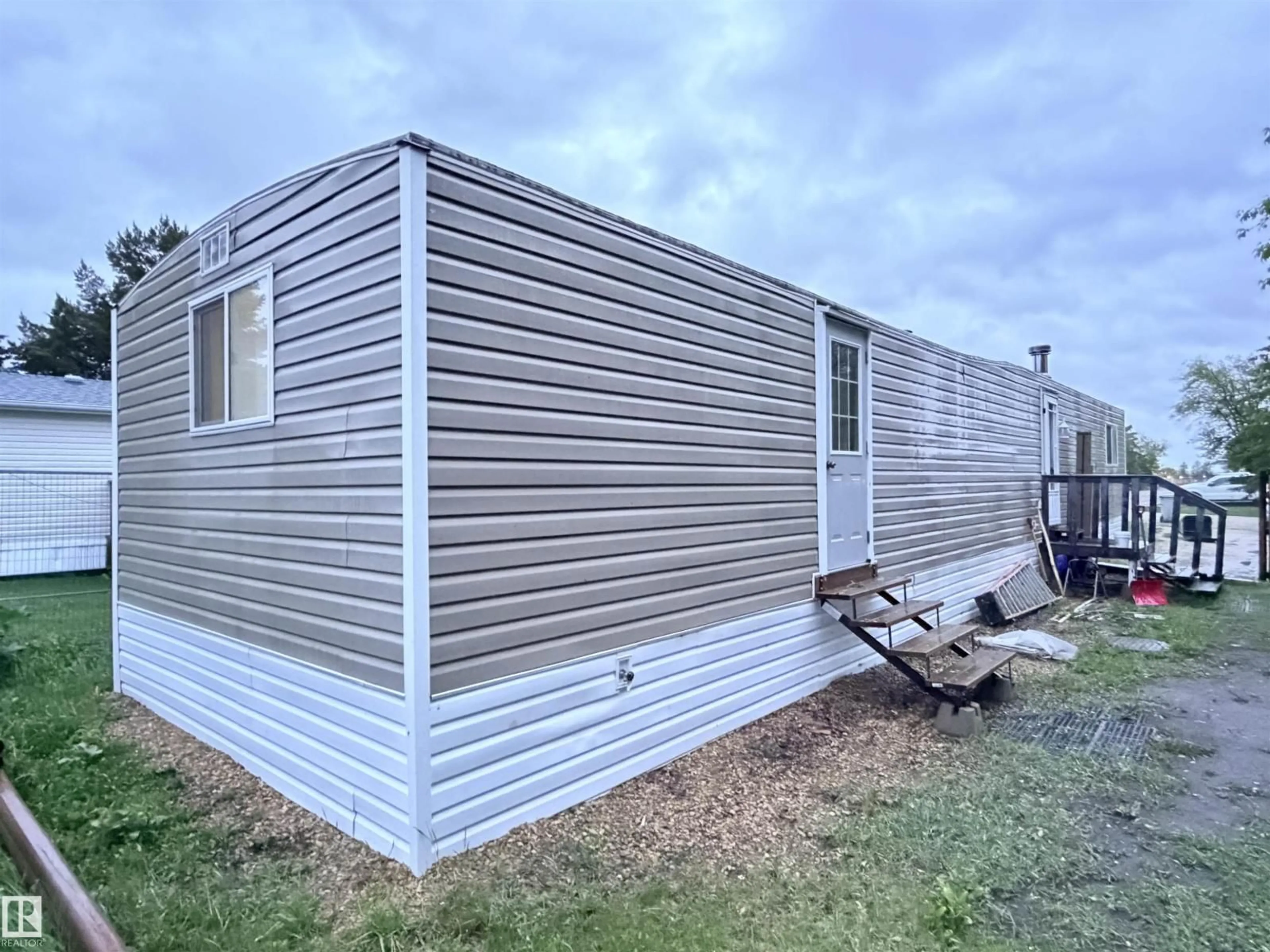 Home with vinyl exterior material, building for 9501 - 68 104 AV, Westlock Alberta T7P1M7