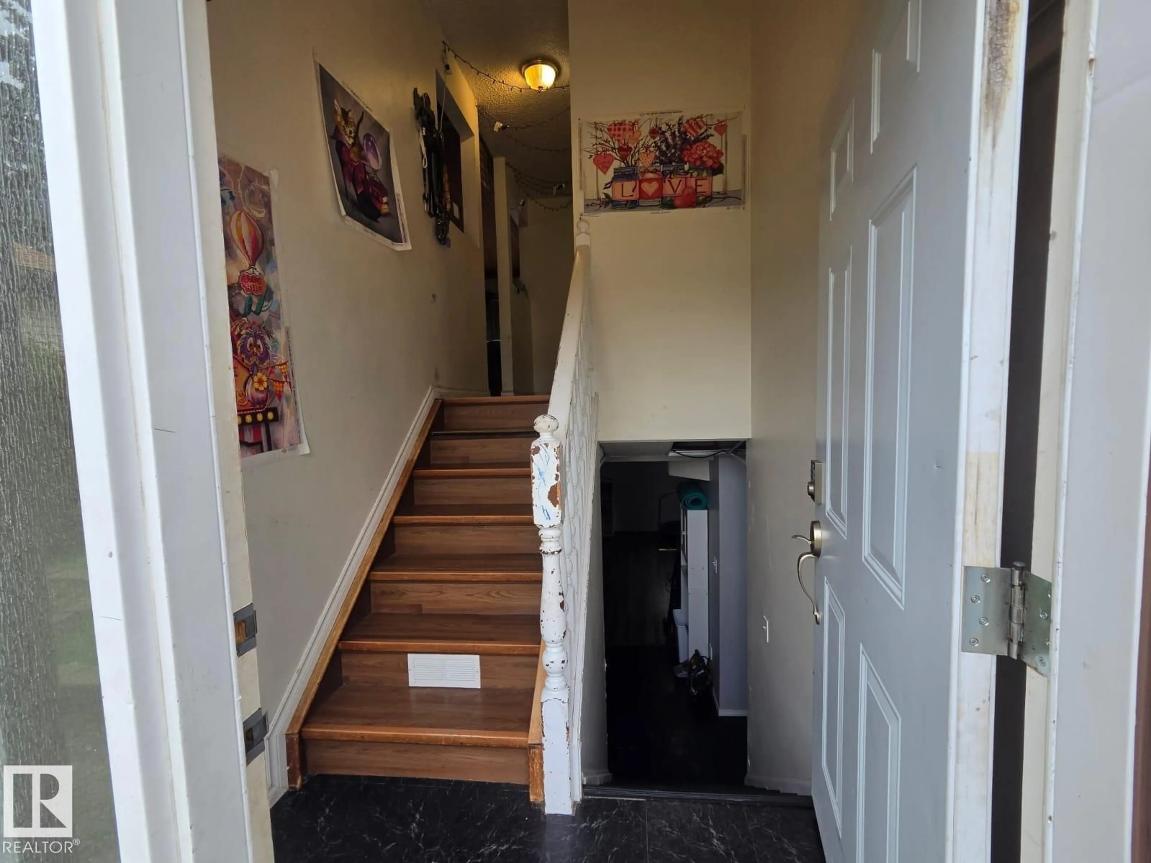 Indoor foyer for 3511 28 AV, Edmonton Alberta T6L3Y5