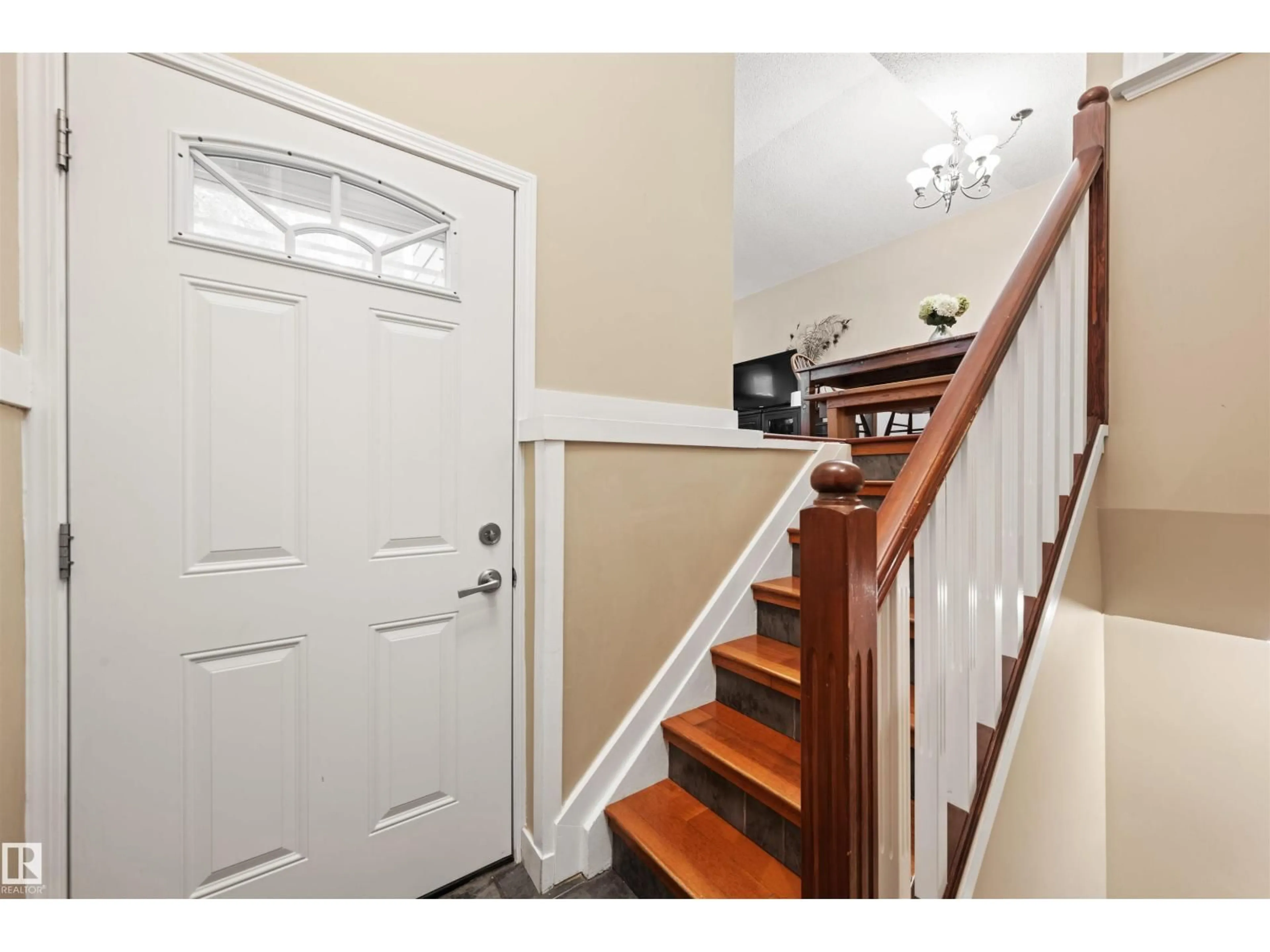 Indoor entryway for 618 WILLOW CT, Edmonton Alberta T5T2K7