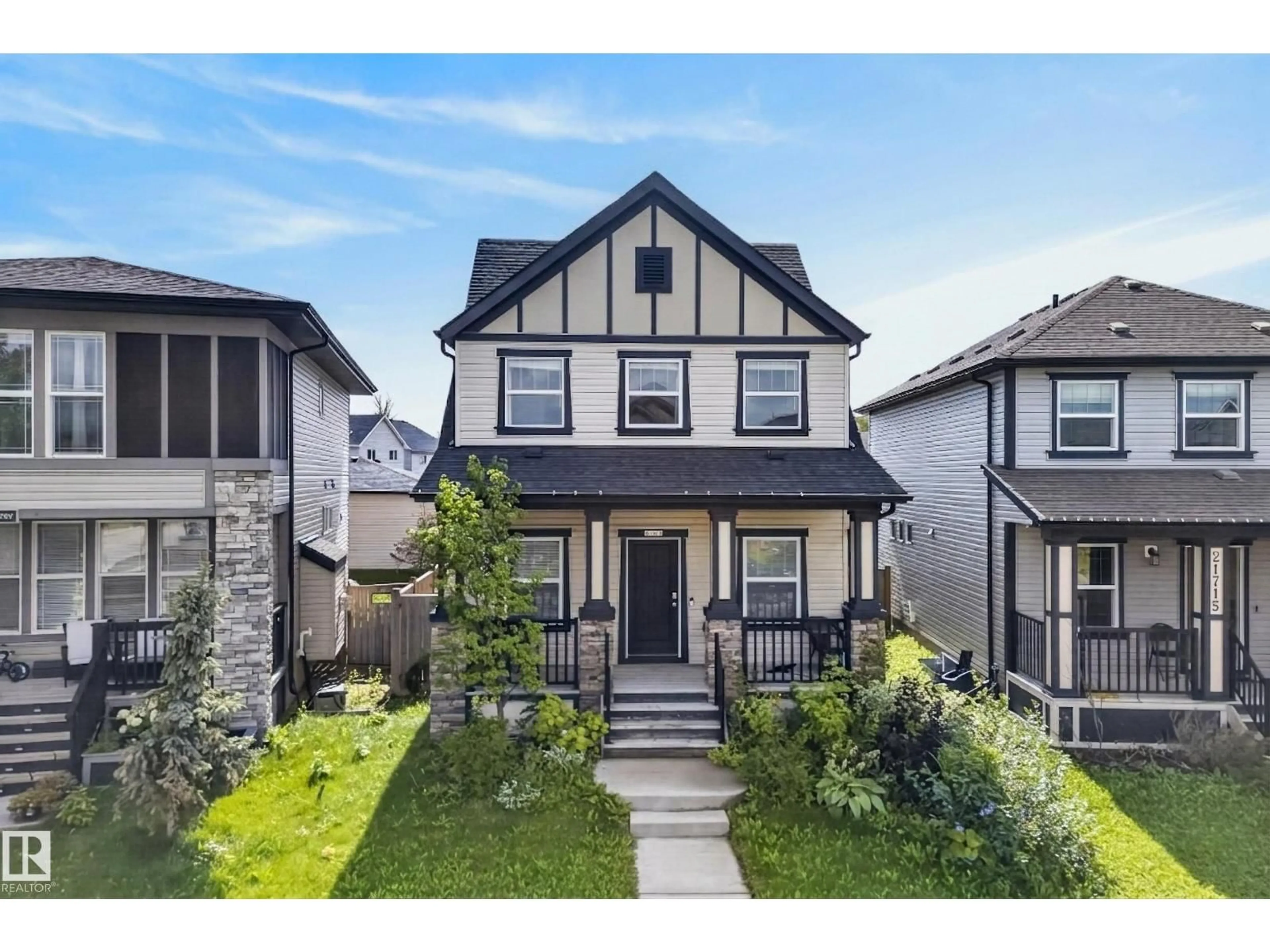 Home with vinyl exterior material, street for 21711 99 AV, Edmonton Alberta T5T4T7