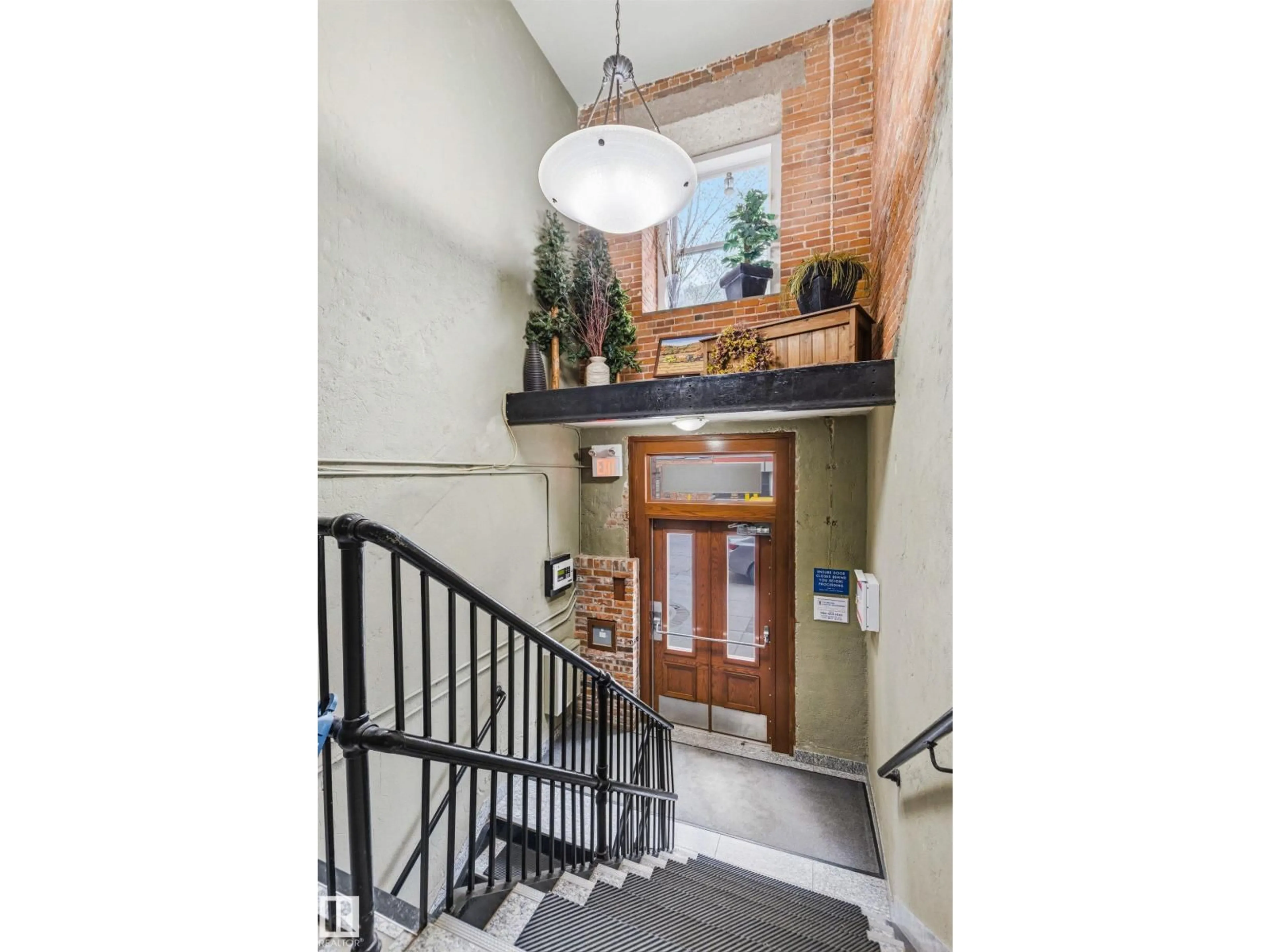 Indoor entryway for 401 - 10249 104 ST, Edmonton Alberta T5J1B1