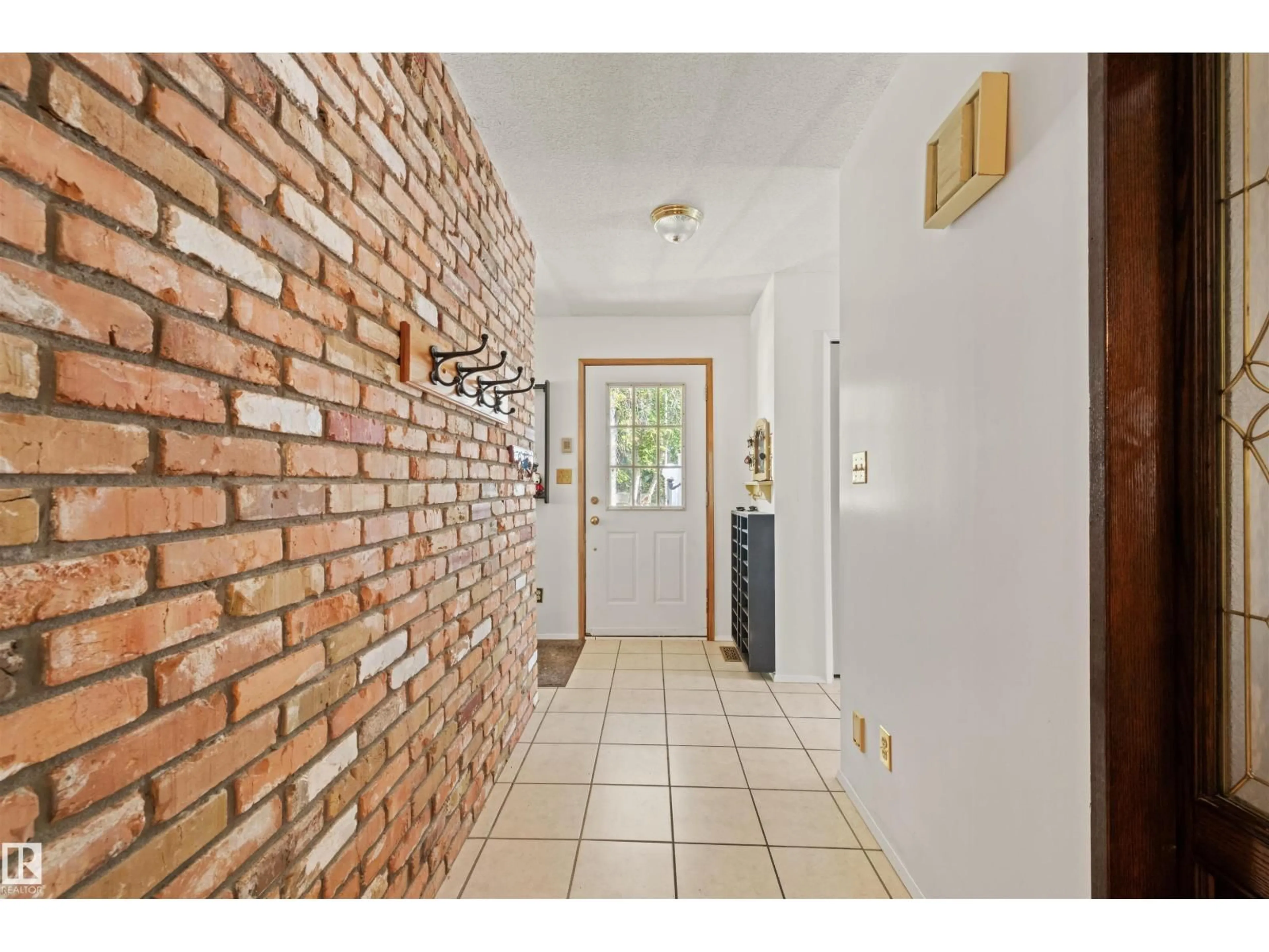 Indoor entryway for #2 - 26320 TWP ROAD 514, Rural Parkland County Alberta T7Y1C8