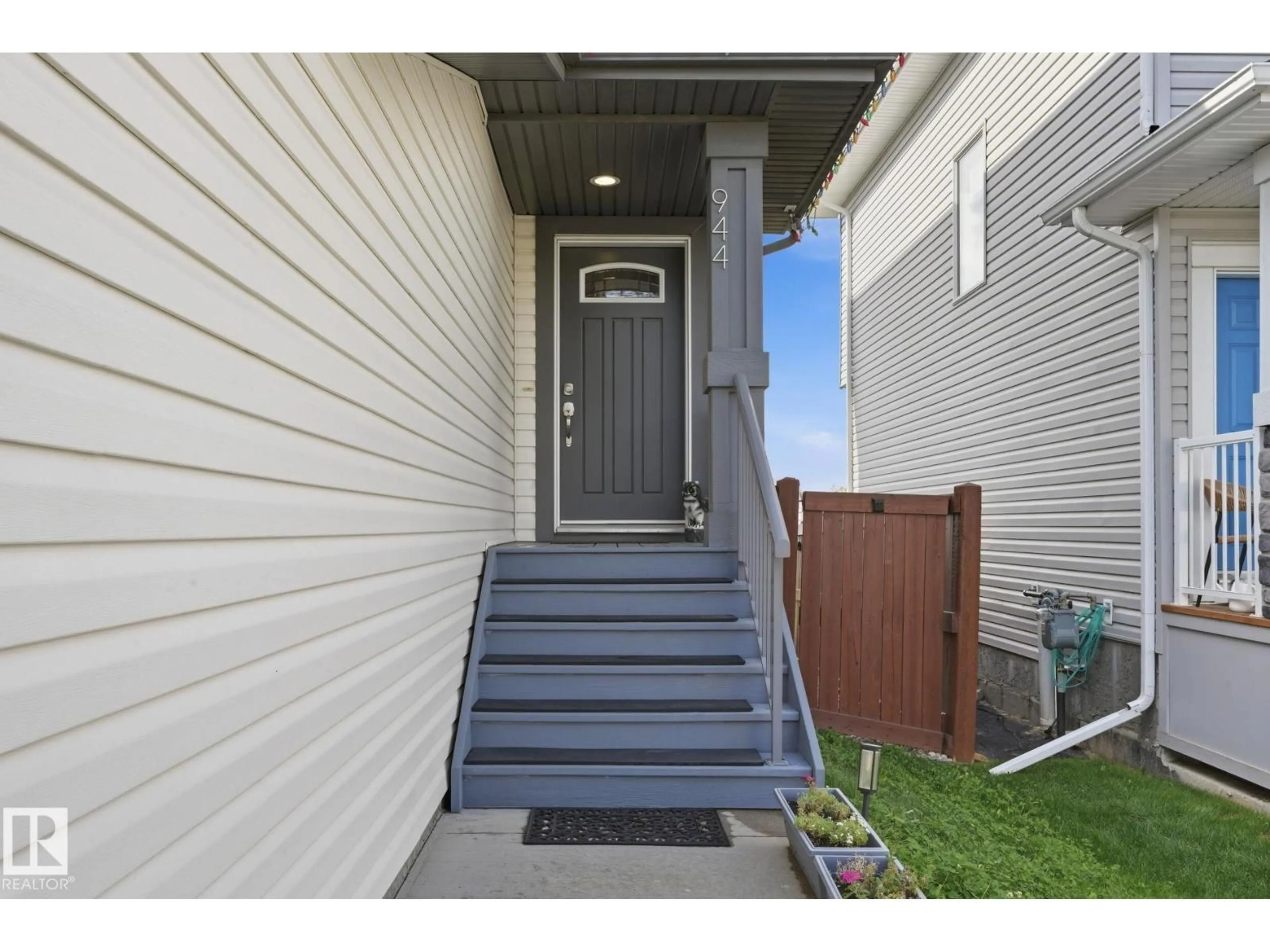 Indoor entryway for 944 MORRIS WY, Leduc Alberta T9E1G1