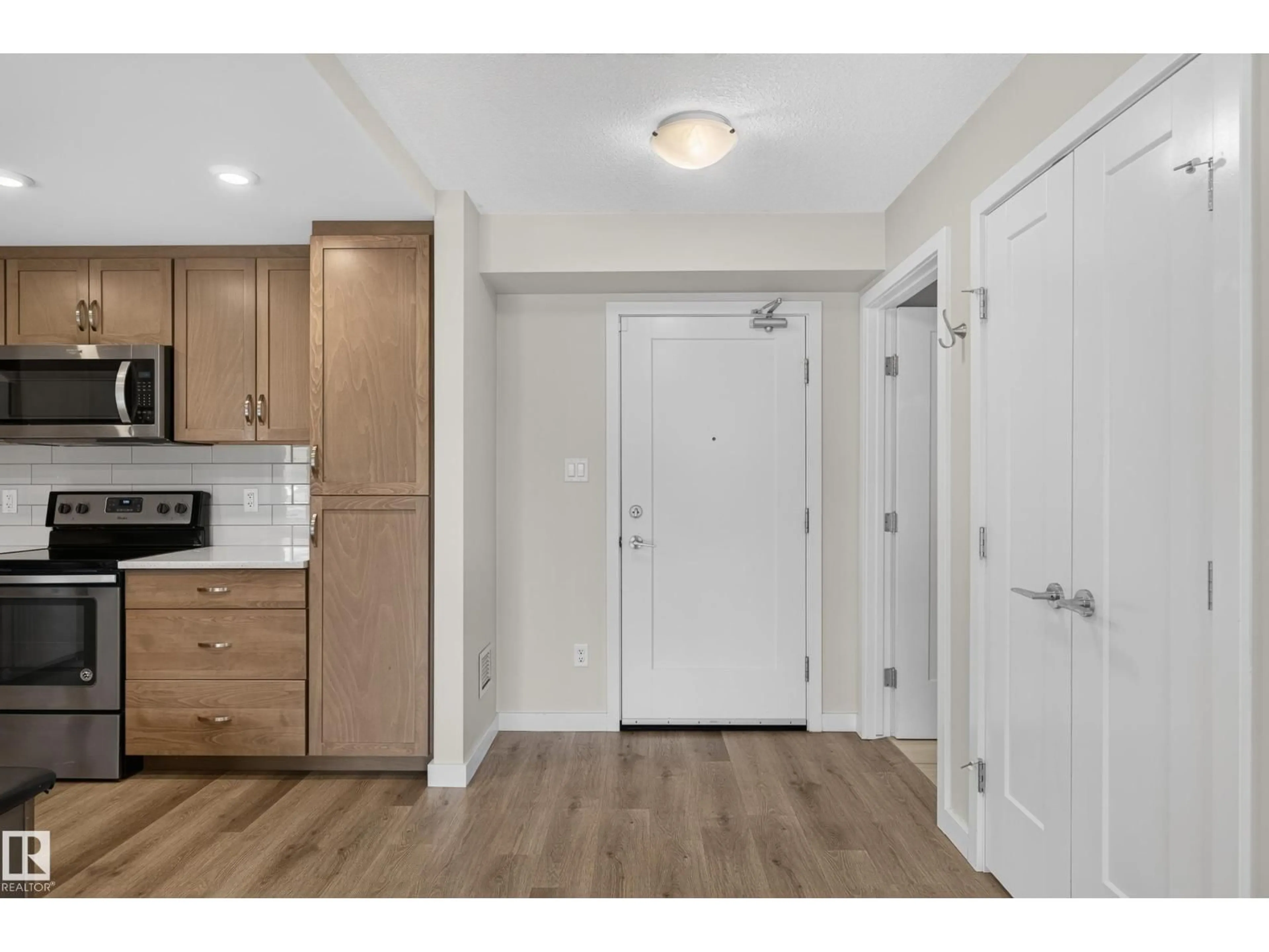 Indoor entryway for #131 - 5504 SCHONSEE DR, Edmonton Alberta T5Z0N9
