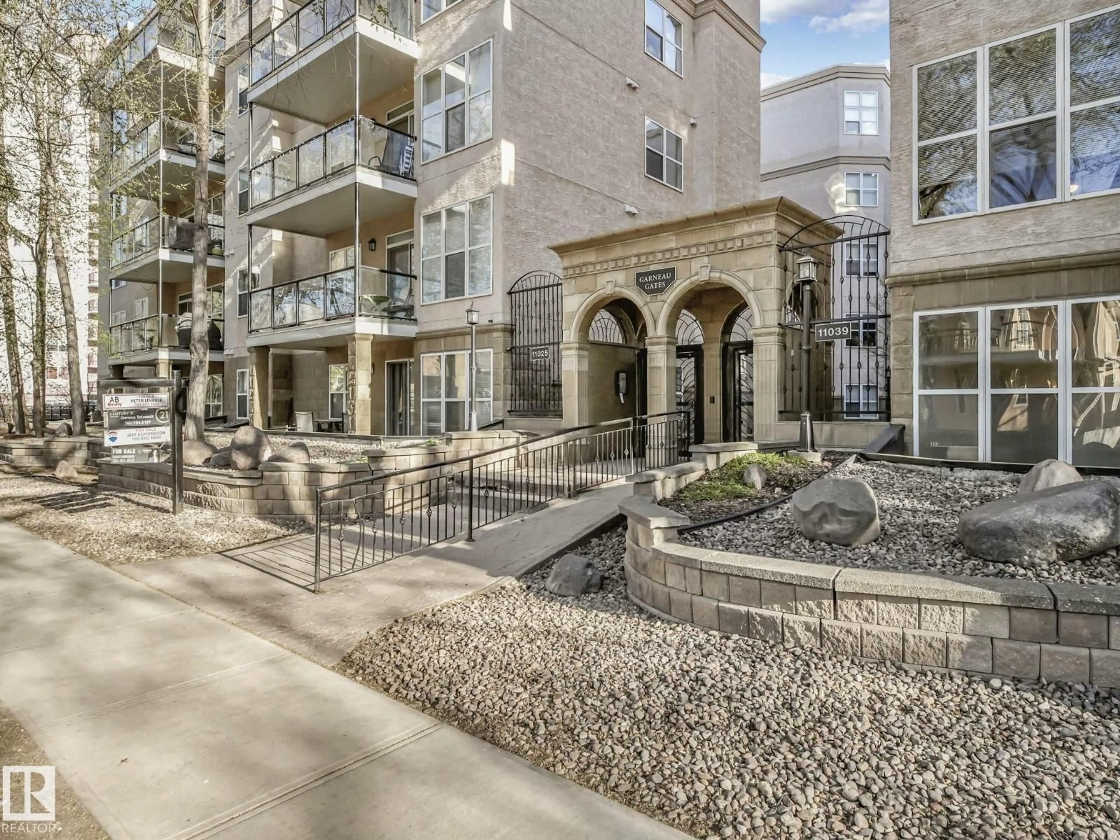 Patio, street for #302 - 11025 83 AV, Edmonton Alberta T6G2V5