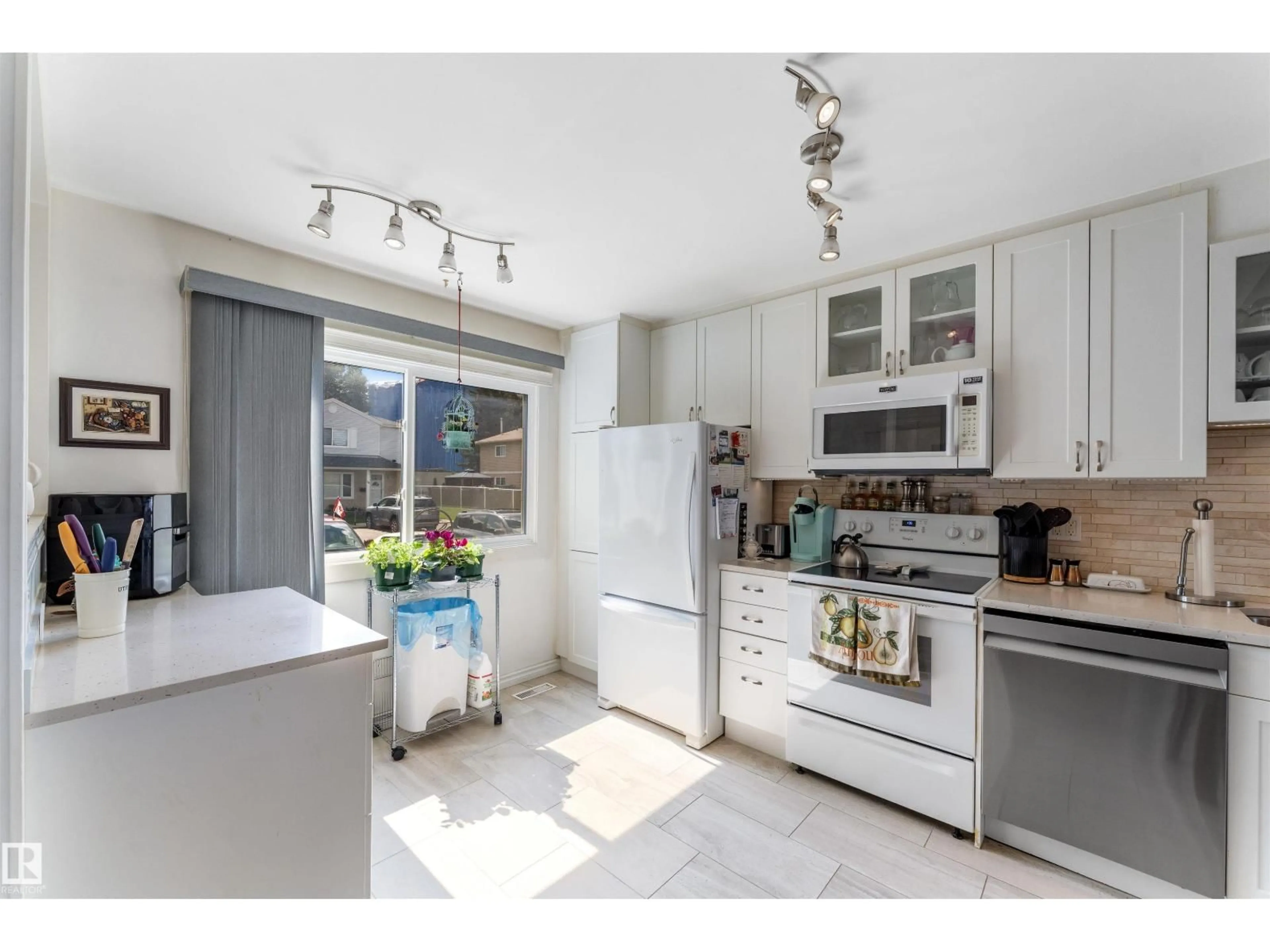 Open concept kitchen, ceramic/tile floor for 2030 - 17 BRENTWOOD BV, Sherwood Park Alberta T8A4P6