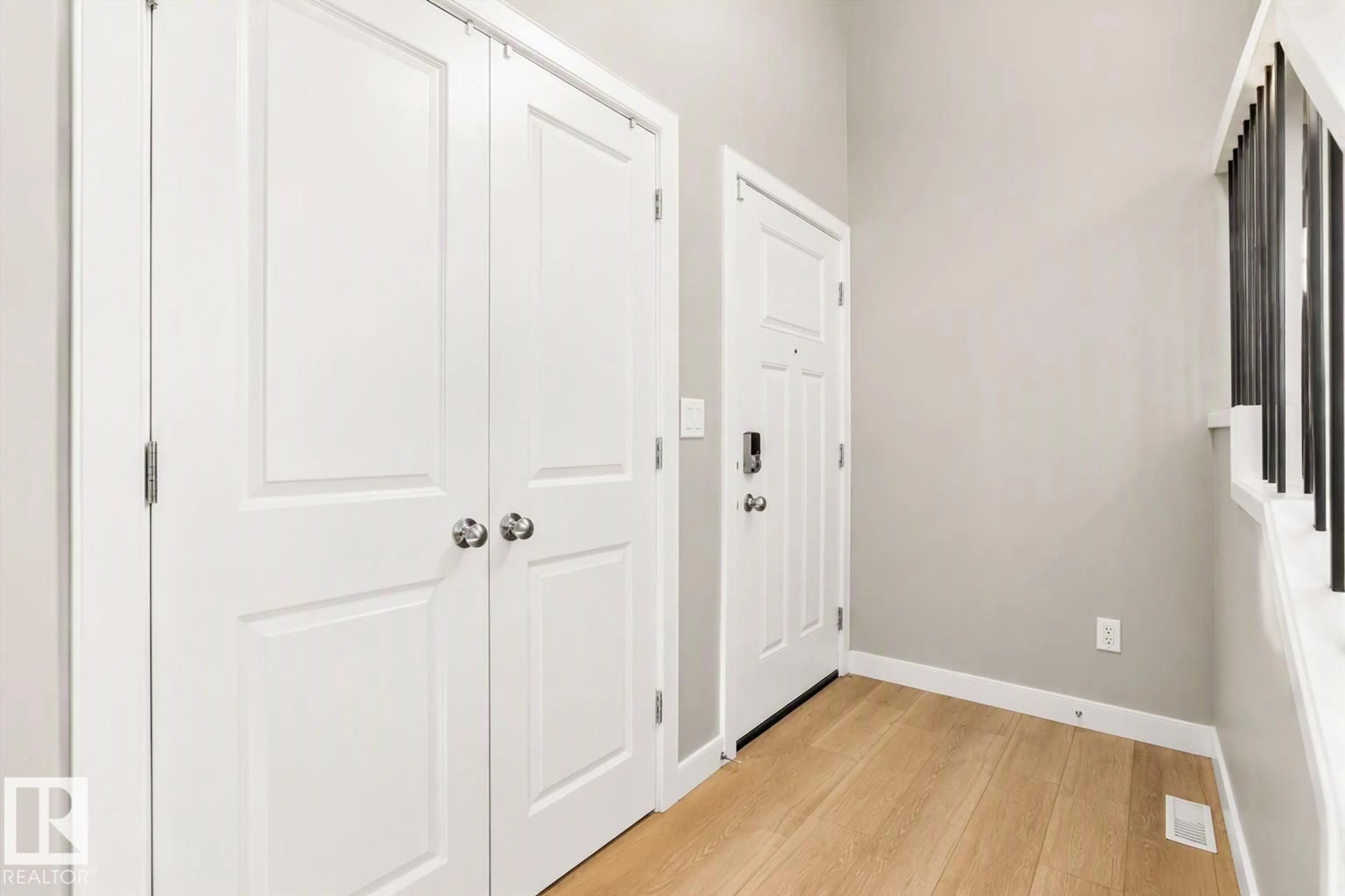 Indoor entryway for 9412 PEAR CR, Edmonton Alberta T6X2Z4