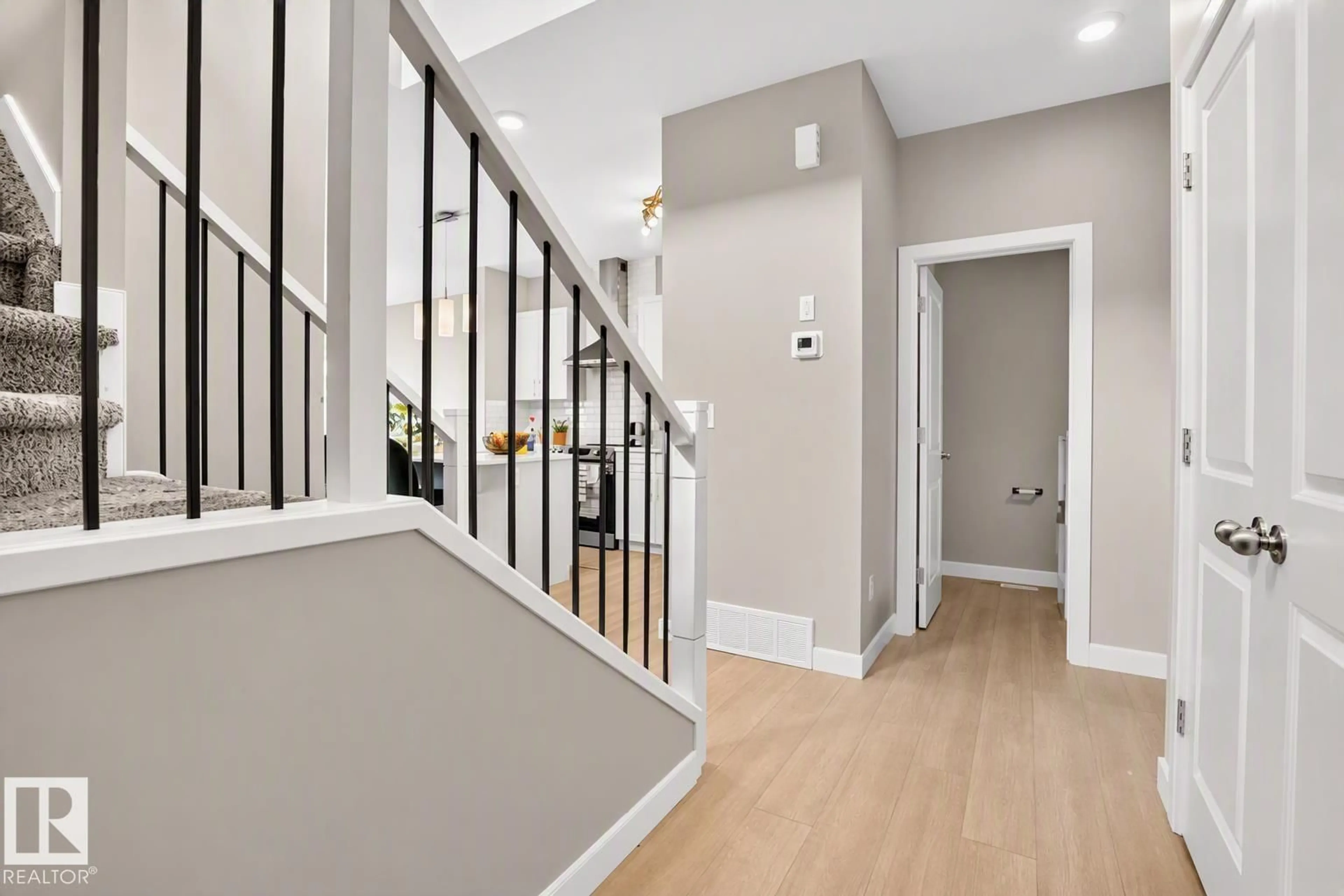 Indoor entryway for 9412 PEAR CR, Edmonton Alberta T6X2Z4