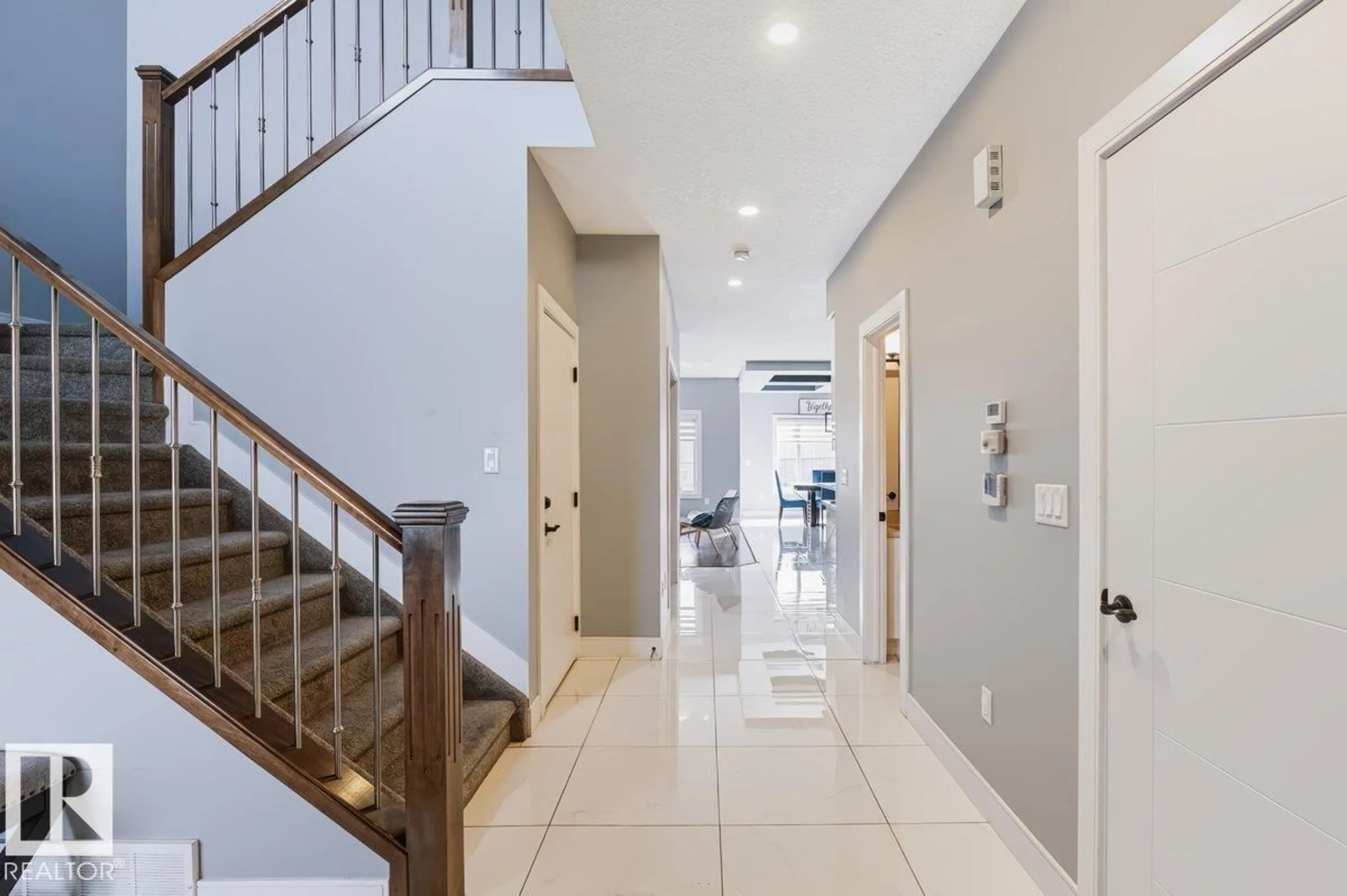 Indoor foyer for 527 MERLIN LD, Edmonton Alberta T5S0L9