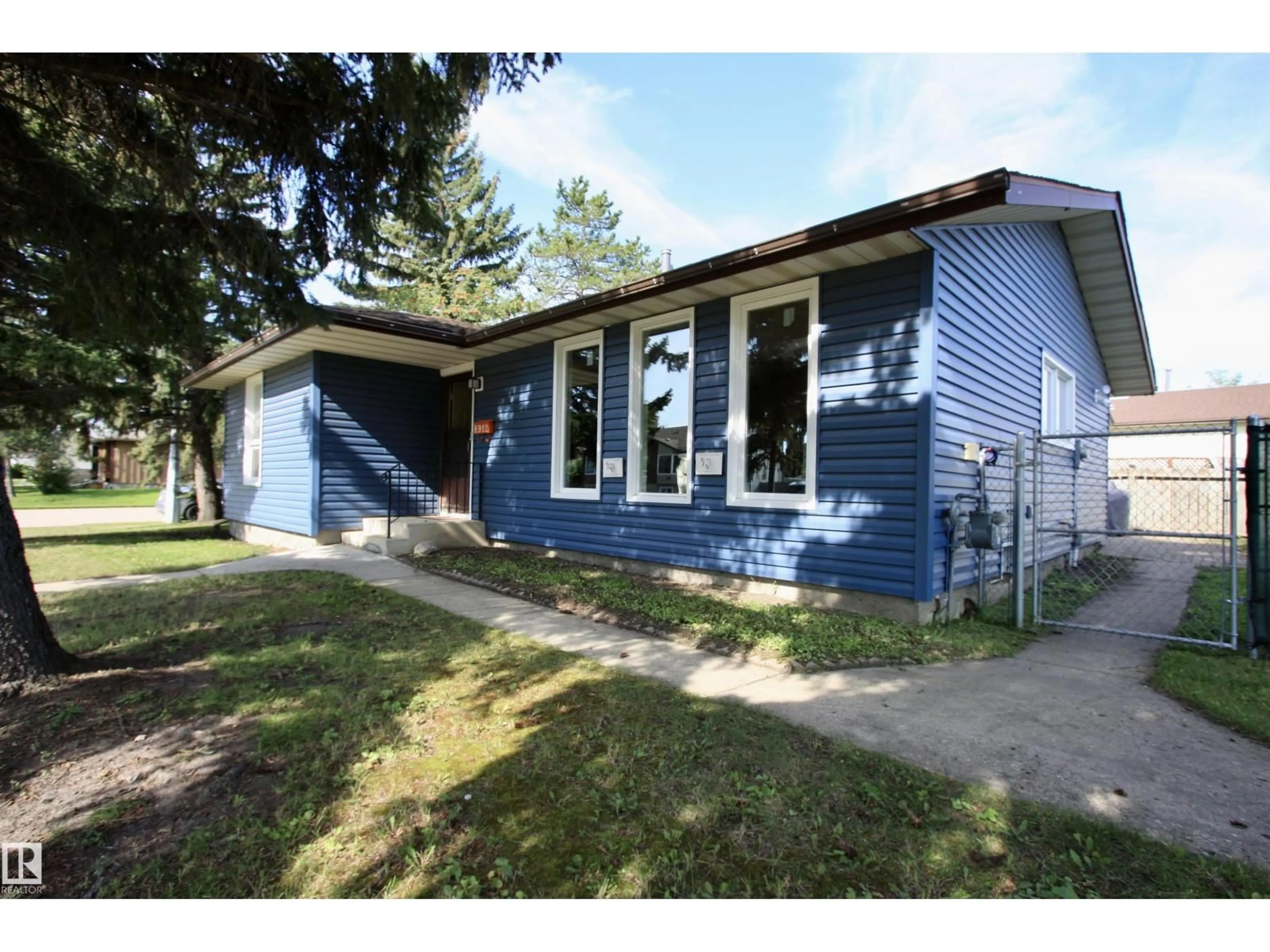 Home with vinyl exterior material, street for 8912 99 AV, Morinville Alberta T8R1K4