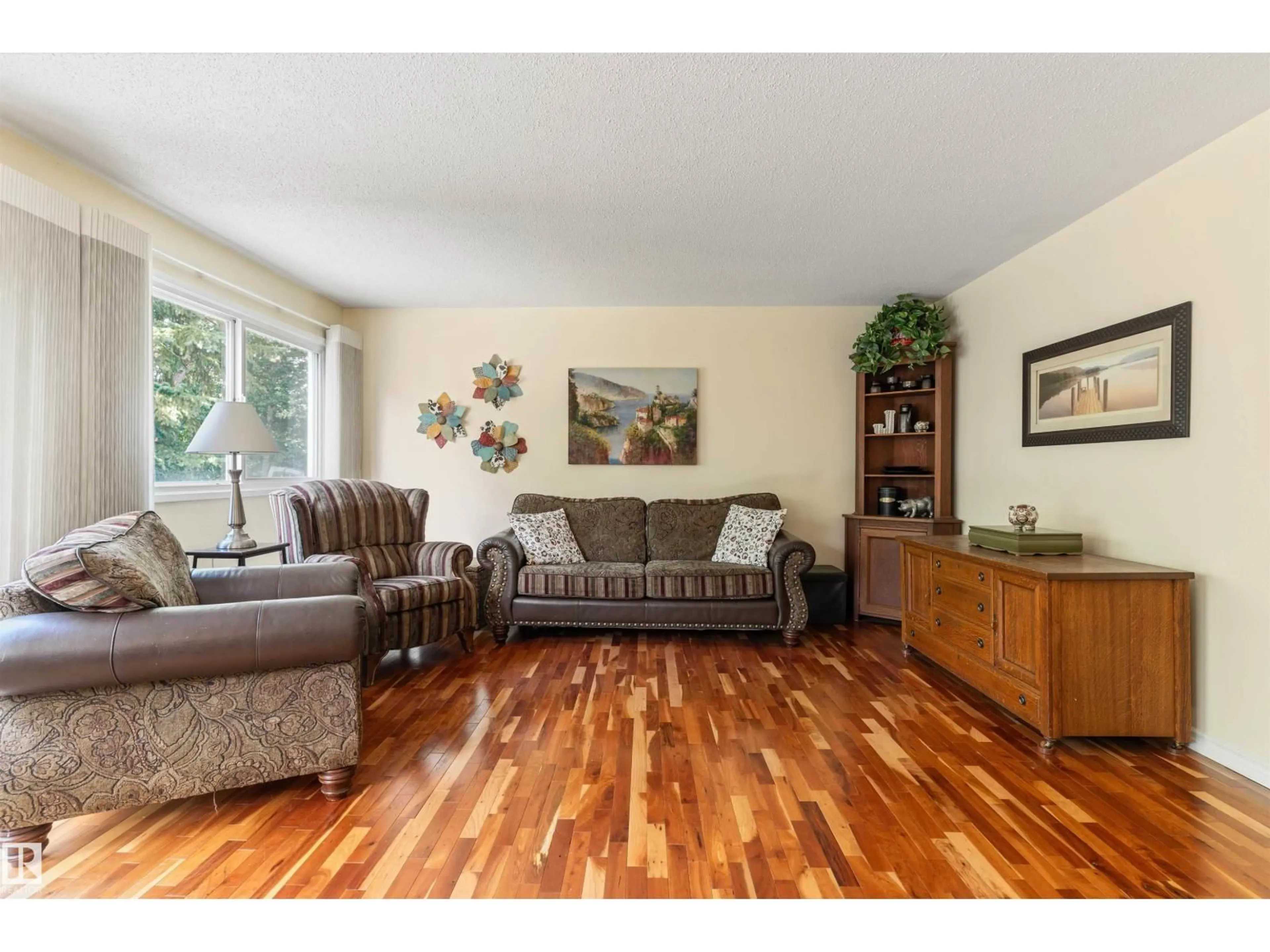 Living room with furniture, wood/laminate floor for 31 ROYAL RD, Edmonton Alberta T6J2E7