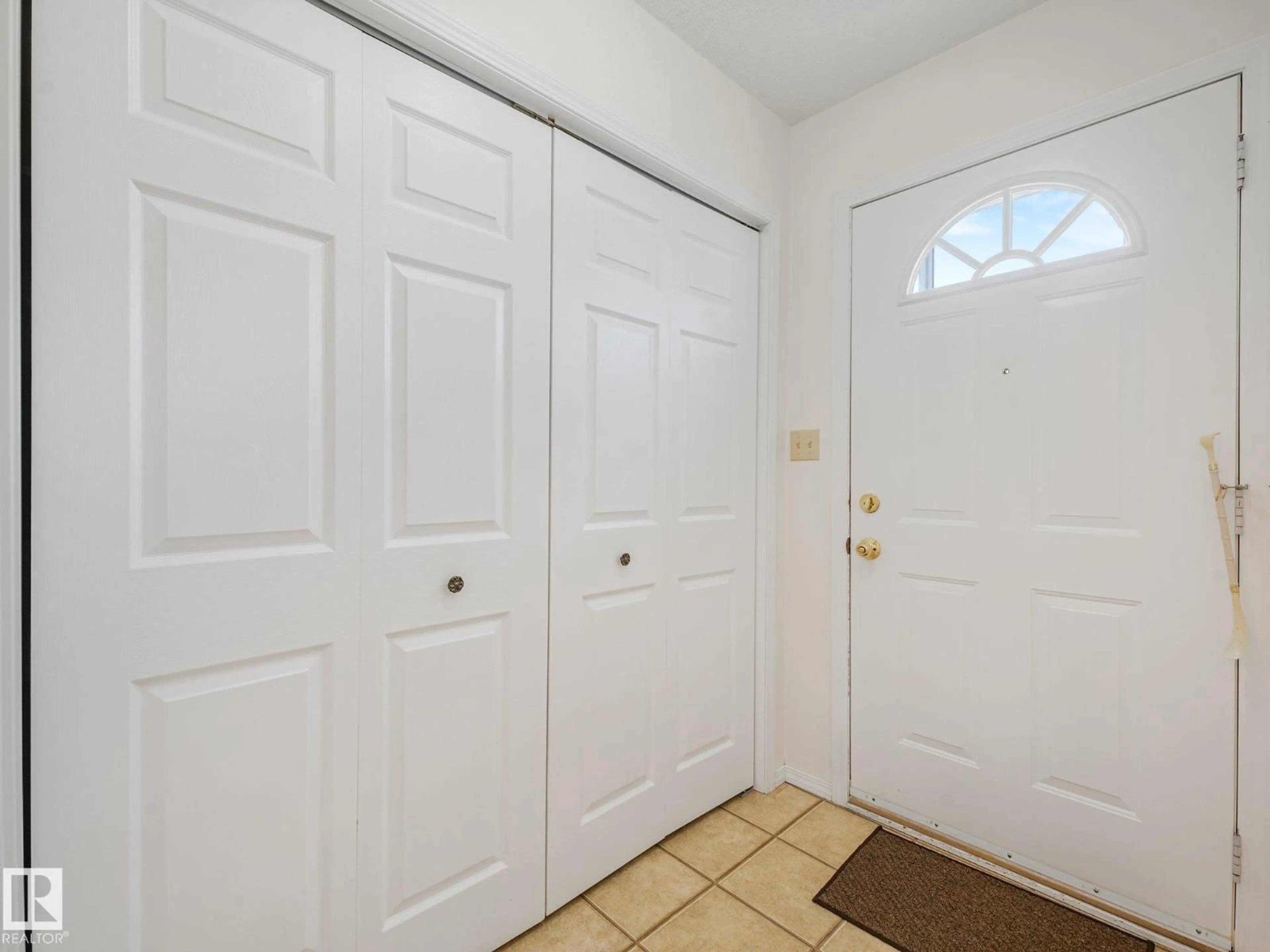 Indoor entryway for NW - 18417 66 AV, Edmonton Alberta T5T2M1