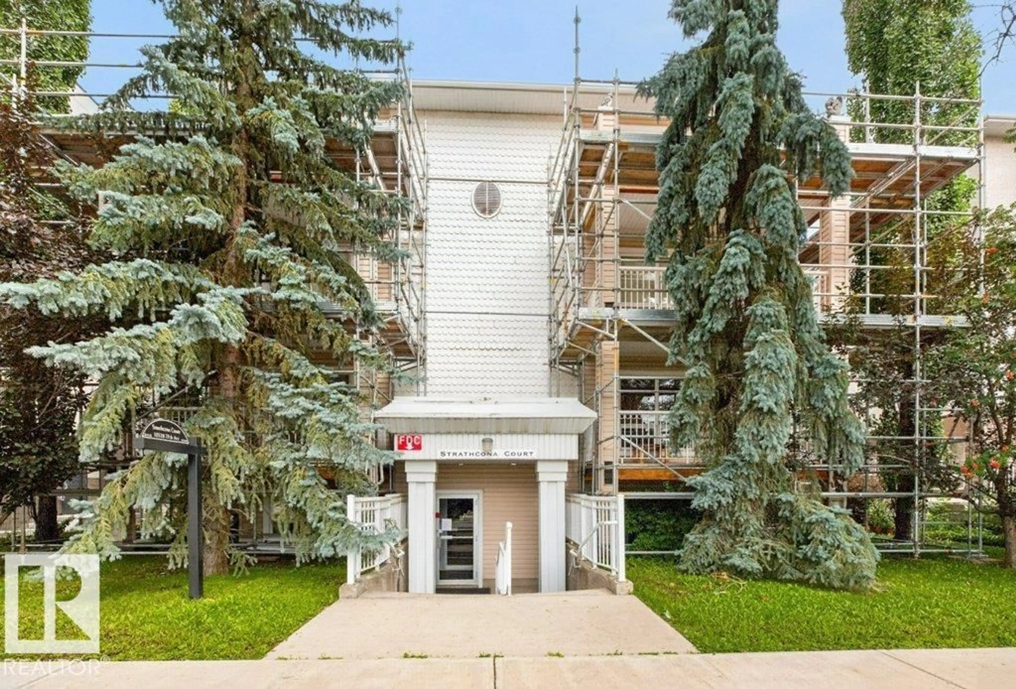 Indoor foyer for #201 - 10528 77 AV, Edmonton Alberta T6E1N1