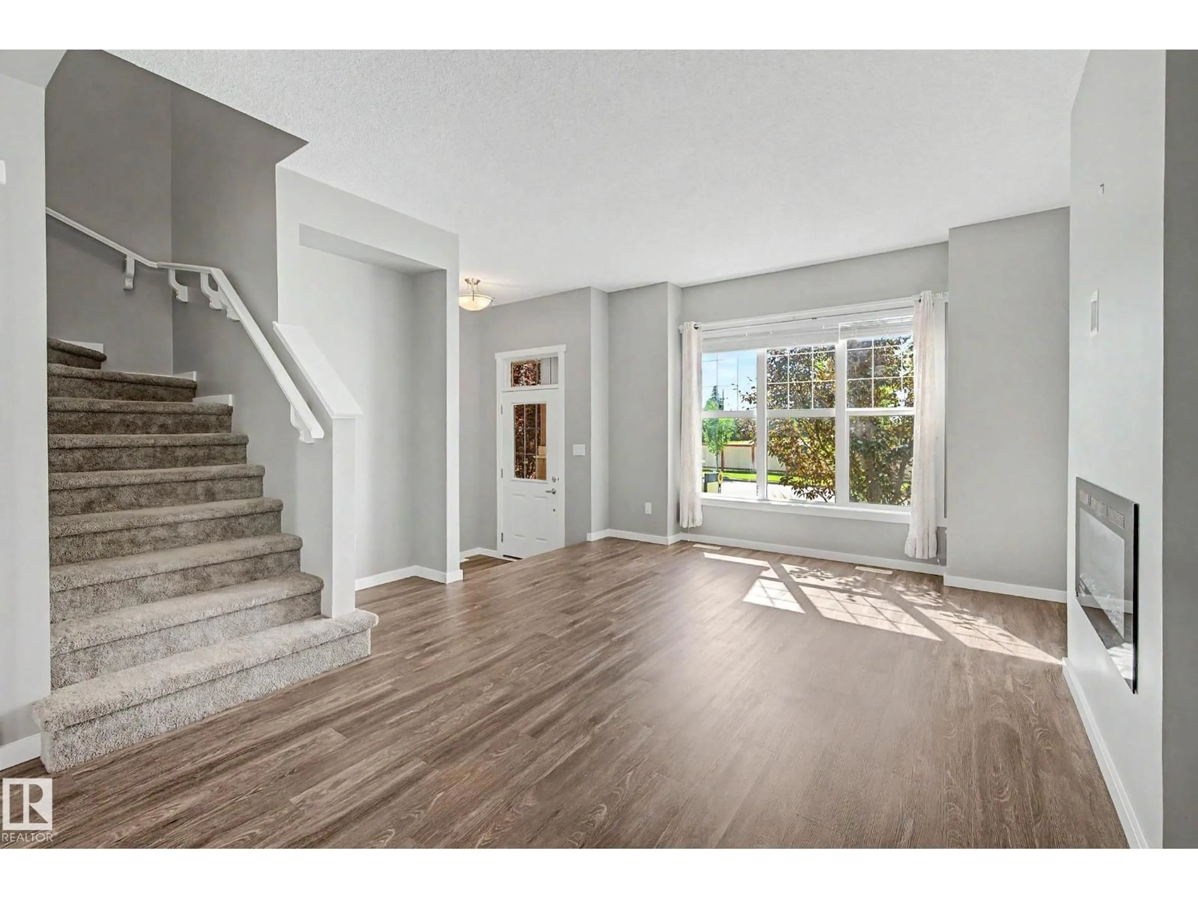 Indoor entryway for 118 SOUTHFORK RD, Leduc Alberta T9E1E2