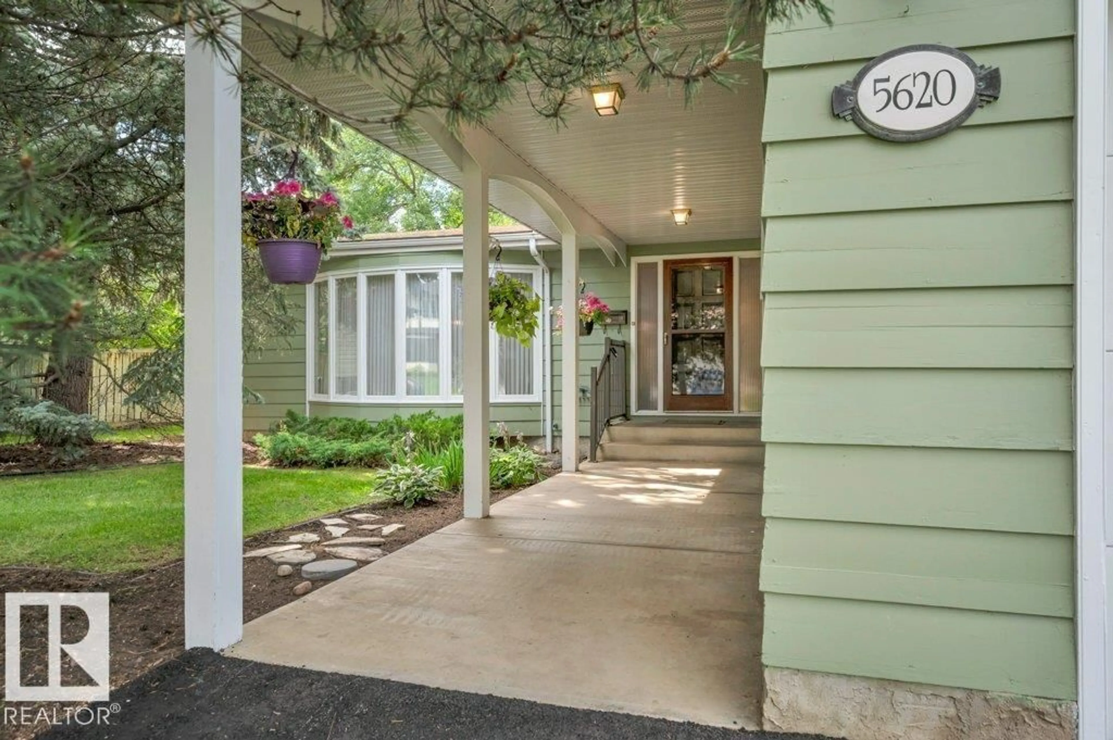Indoor entryway for 5620 151 ST, Edmonton Alberta T6H4X4