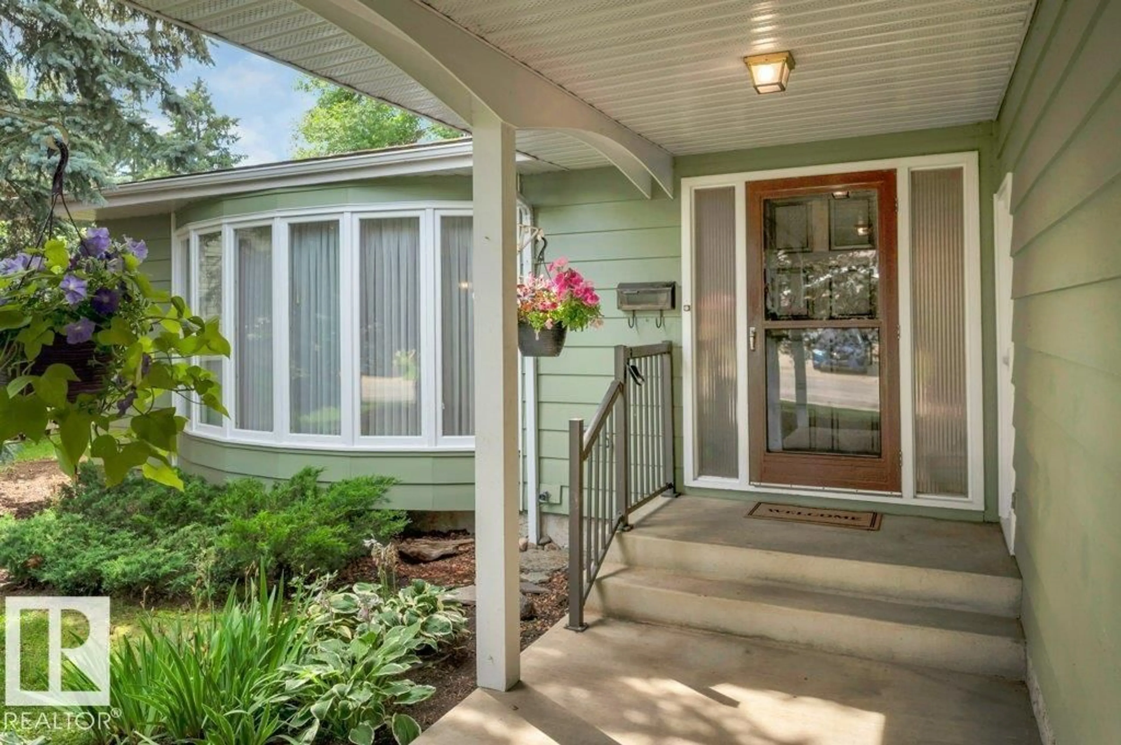Indoor entryway for 5620 151 ST, Edmonton Alberta T6H4X4