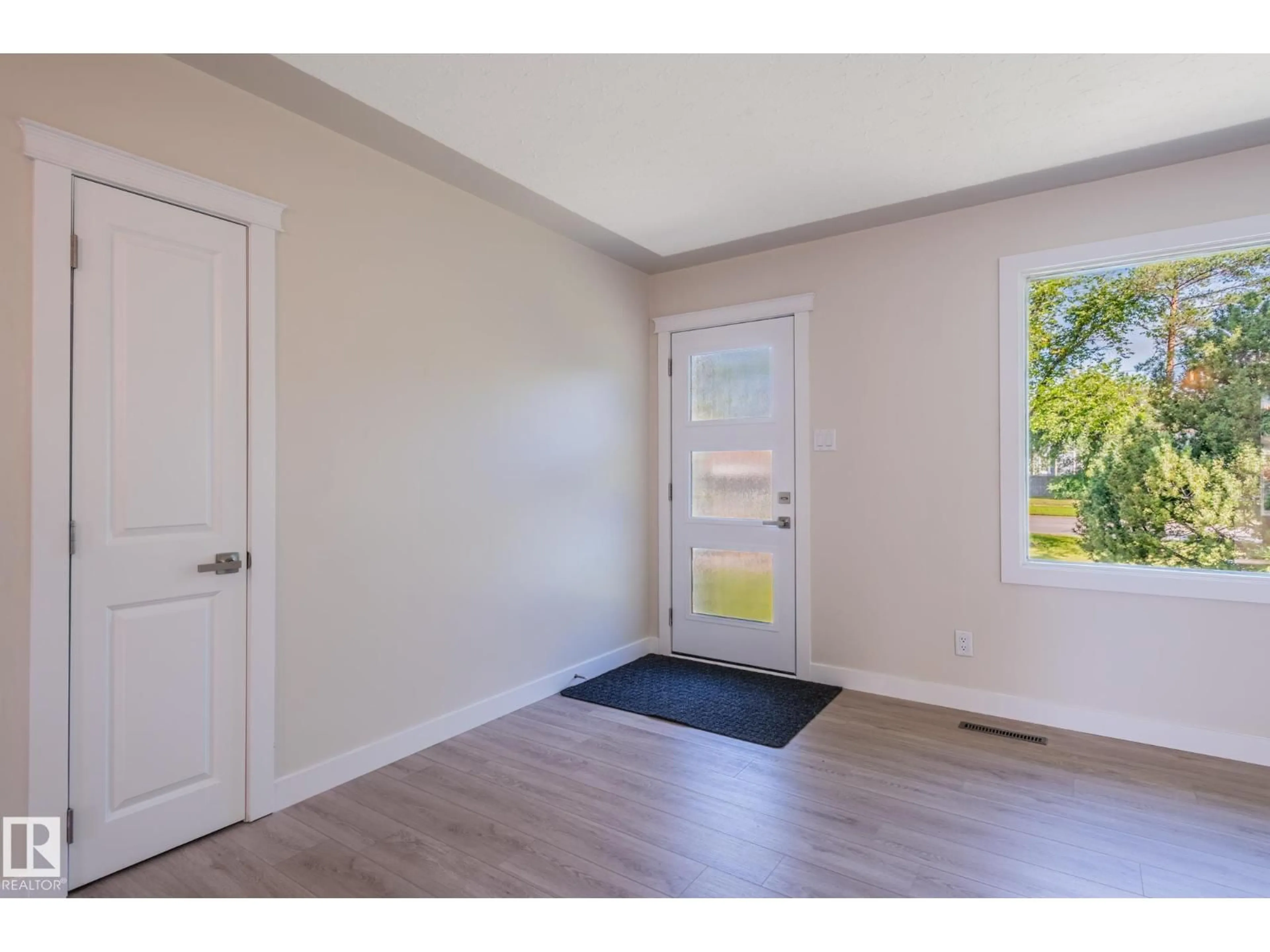 Indoor entryway for 10431 137 AV, Edmonton Alberta T5E1Z1