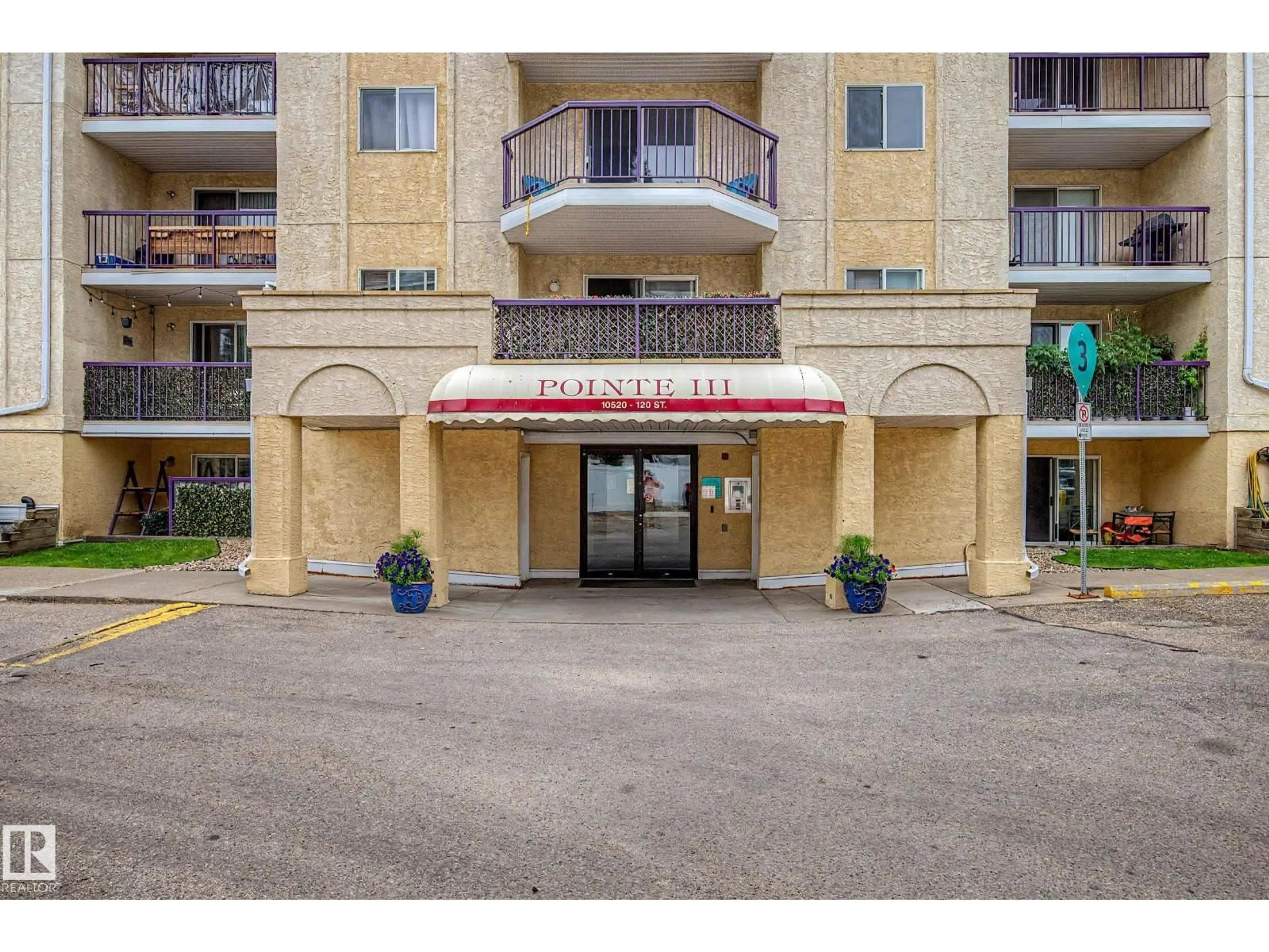 Indoor foyer for 120 - 452 10520 NW, Edmonton Alberta T5H4L9