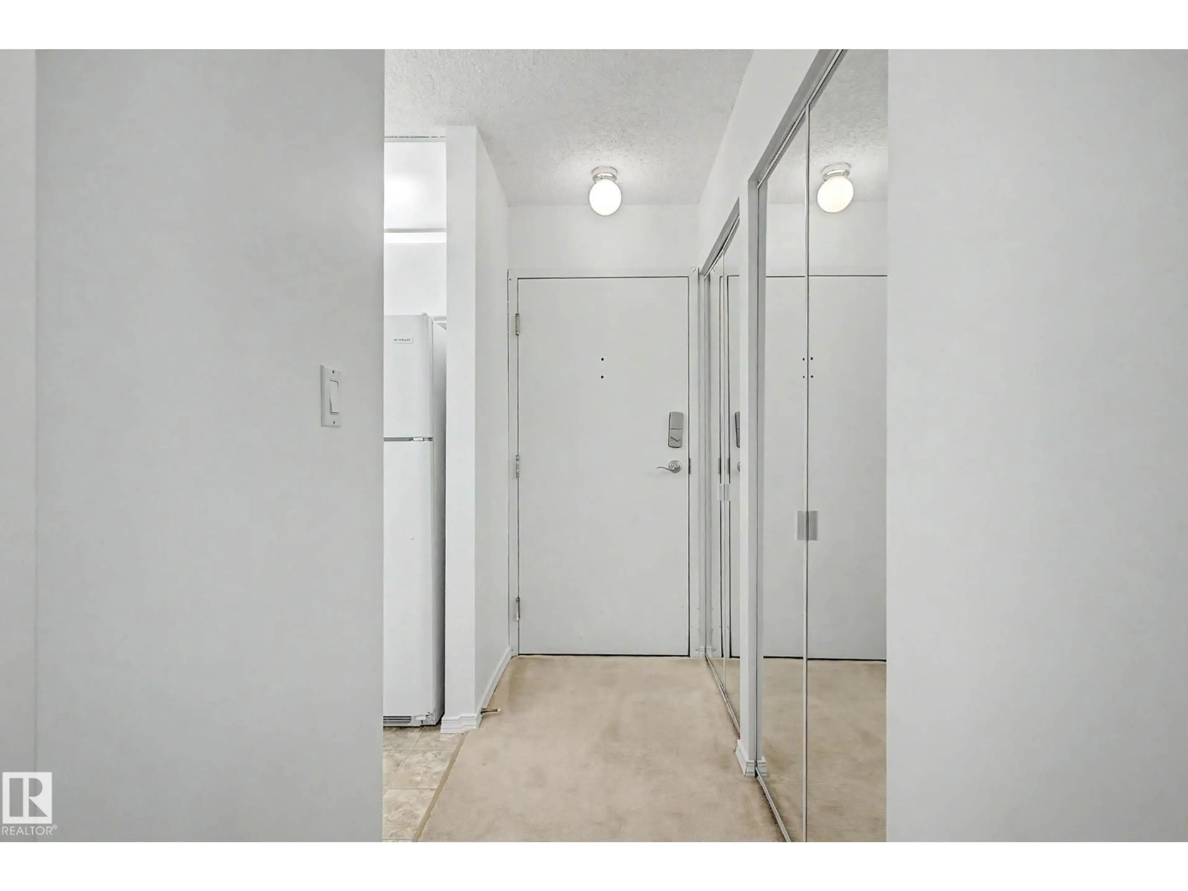 Indoor foyer for 120 - 452 10520 NW, Edmonton Alberta T5H4L9