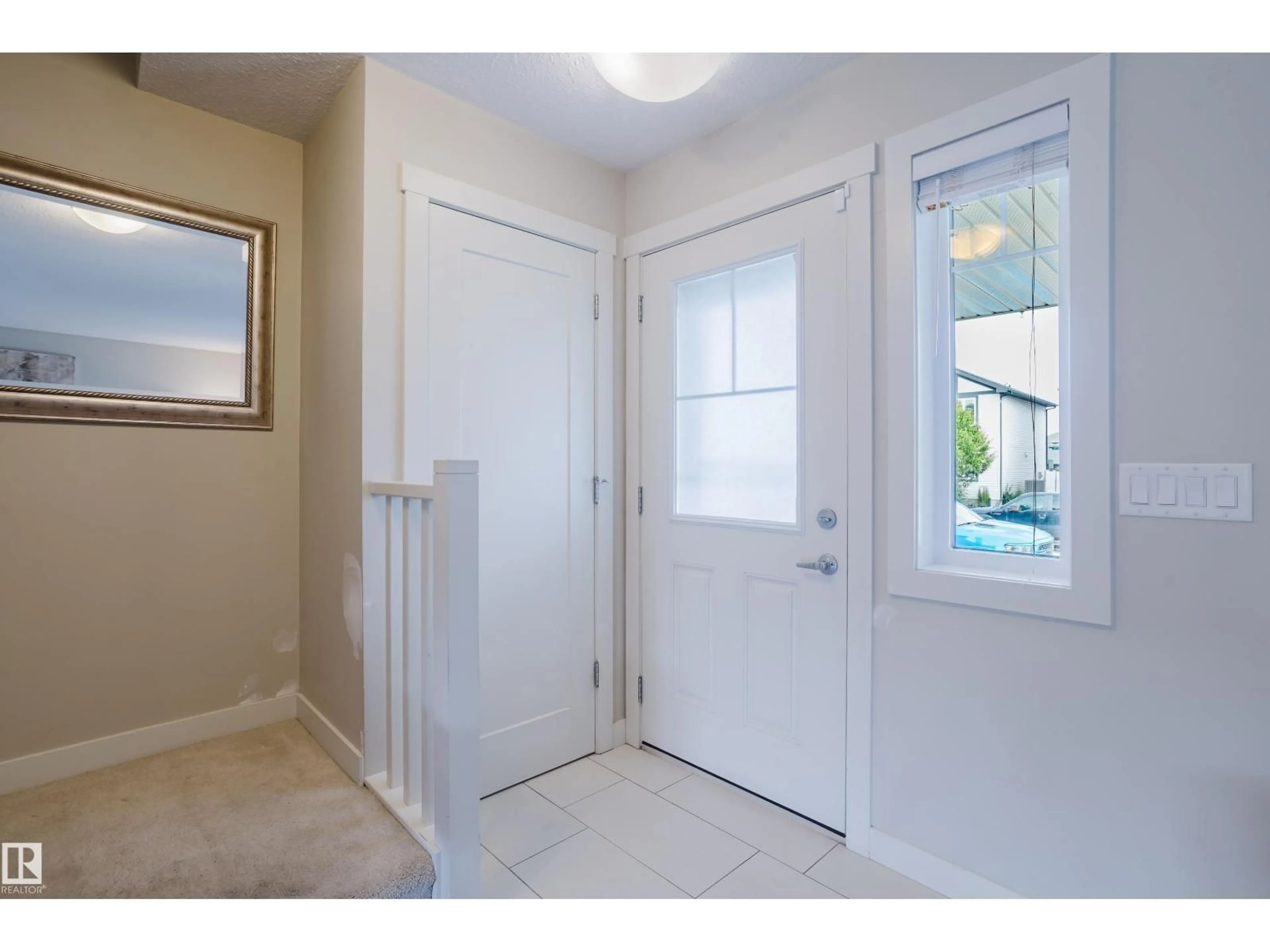 Indoor entryway for 124 CY BECKER BV, Edmonton Alberta T5Y0X9