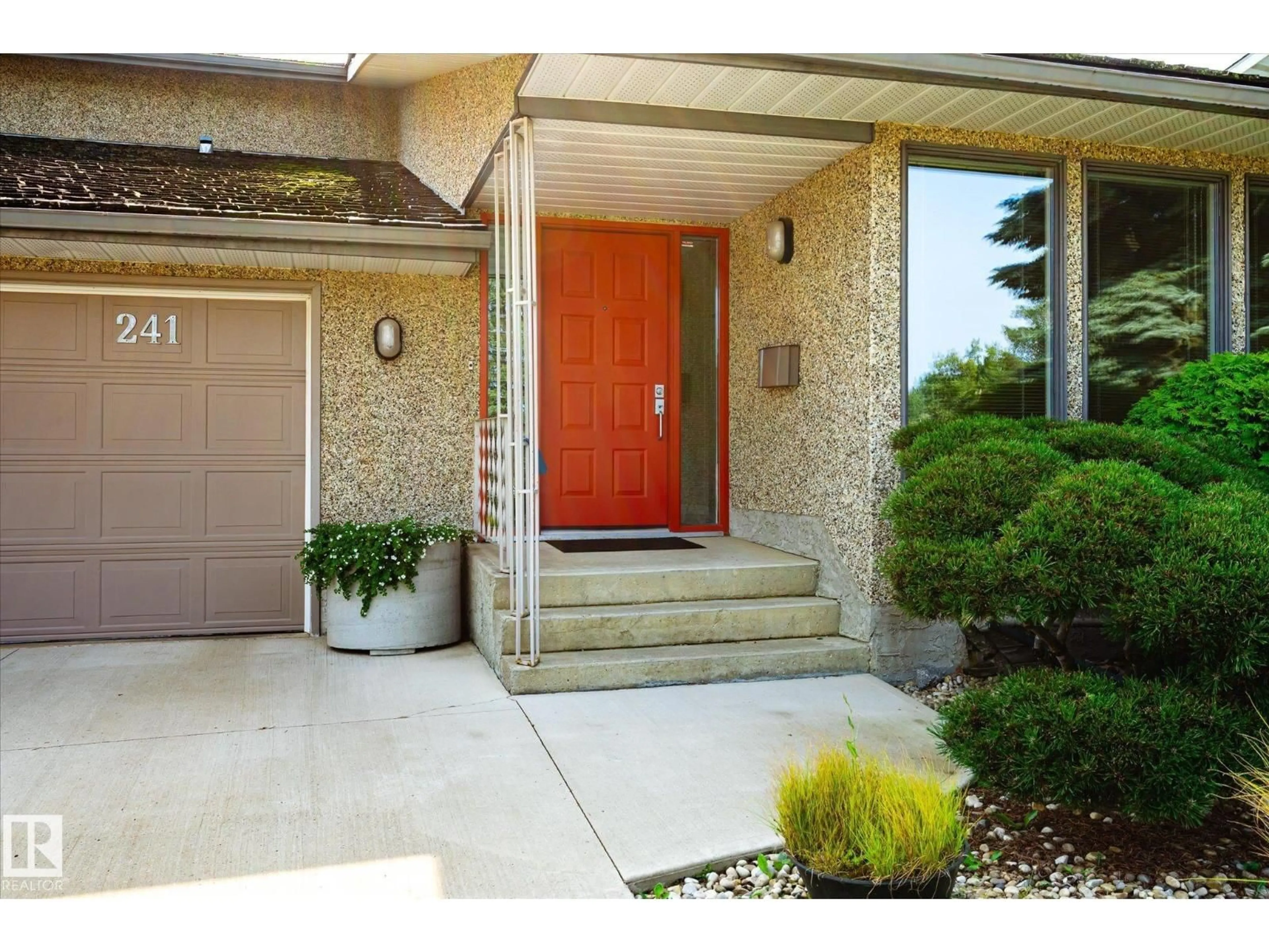 Indoor entryway for 241 GREENOCH CR, Edmonton Alberta T6L1W6